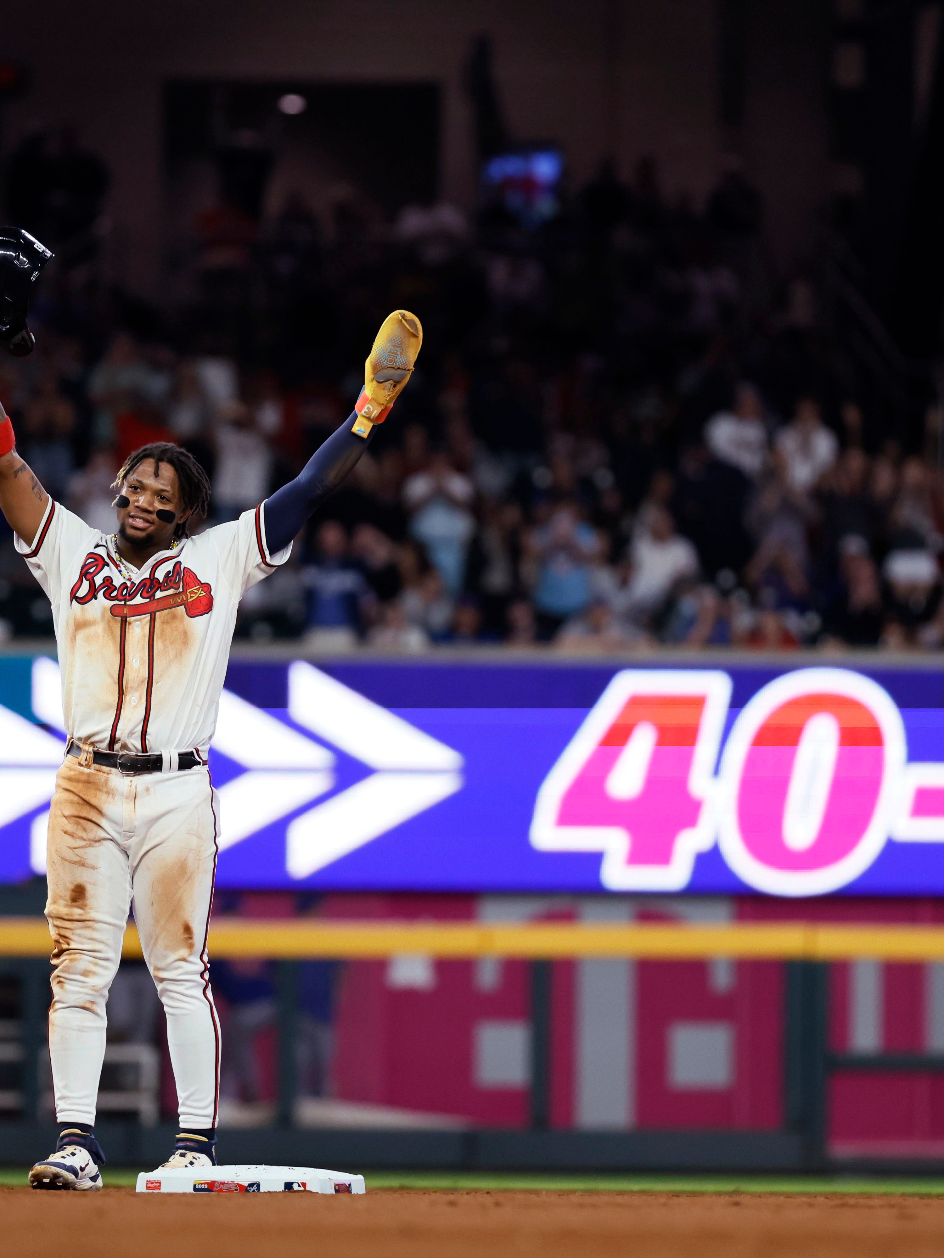 Braves overpower Phillies 11-4