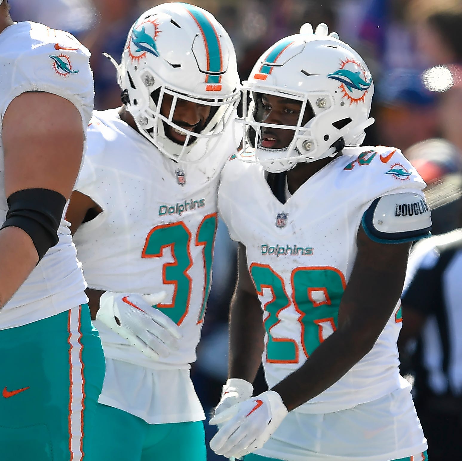 Mostert runs for 2 TDs, Tagovailoa throws for another as Dolphins hold off  Patriots 24-17