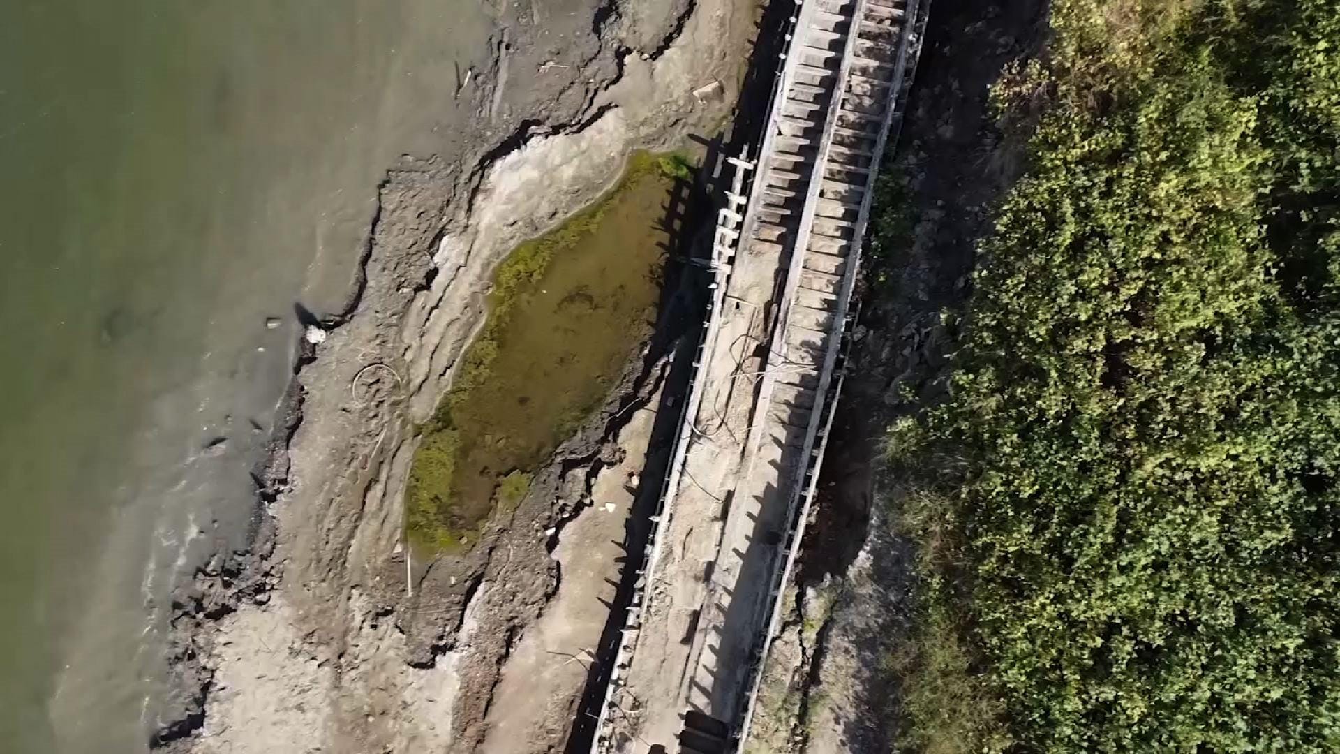 Mississippi River's Low Water Level Reveals Shipwreck