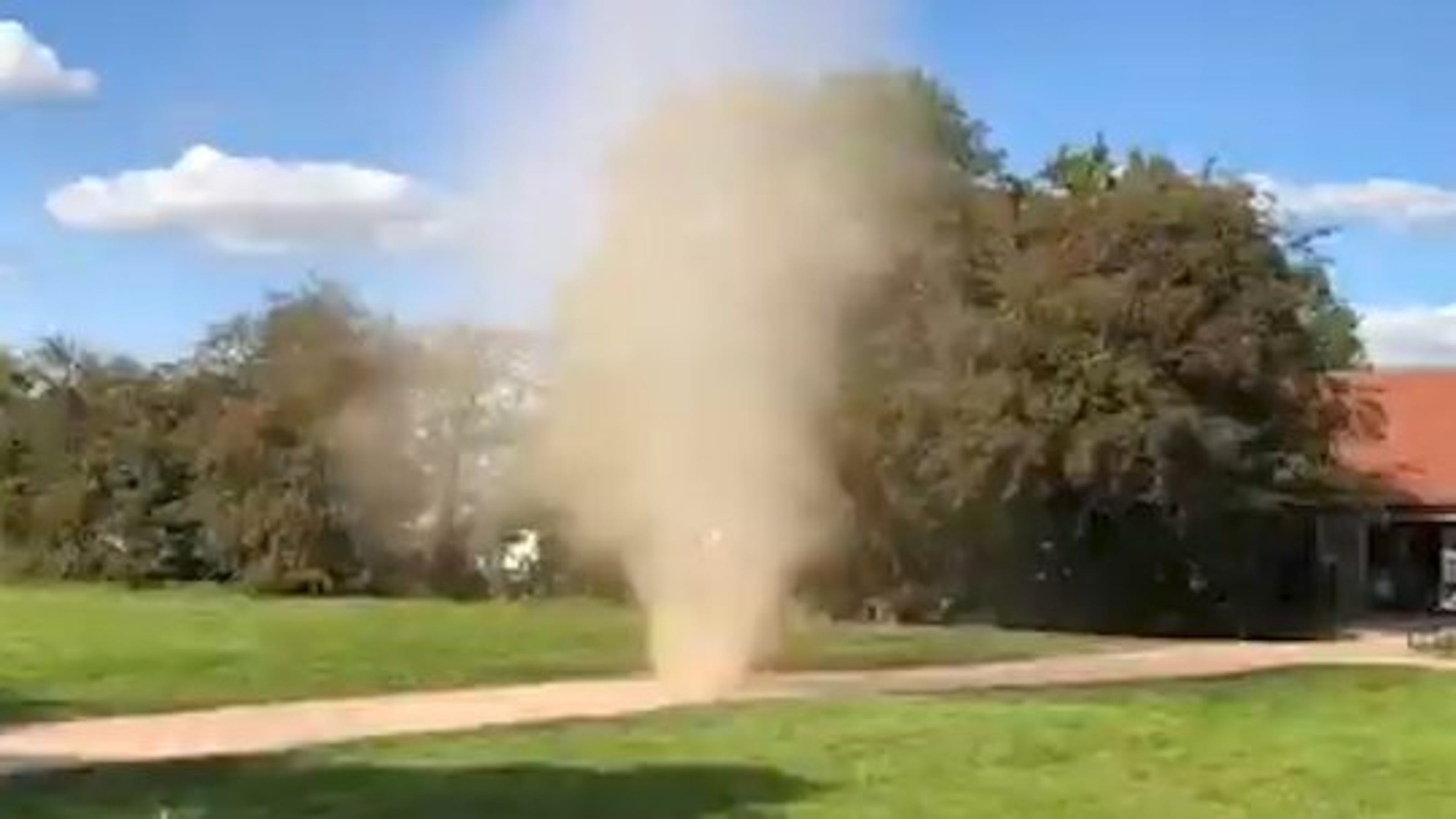 rare-dust-devil-caught-on-camera-in-the-uk