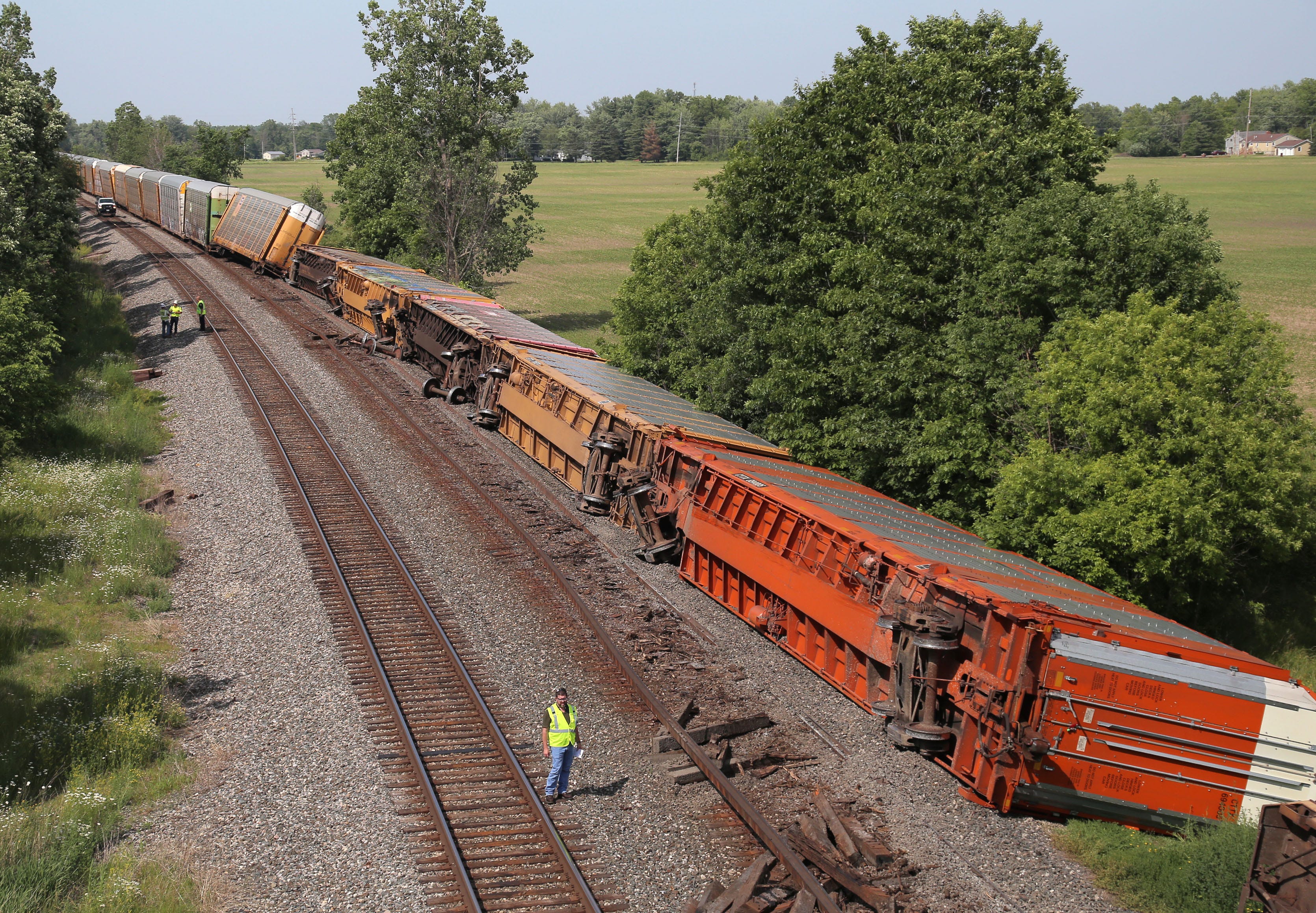 Trump: They're eating the dogs, the cats 636327166268073682-0610-DERAILMENT-1