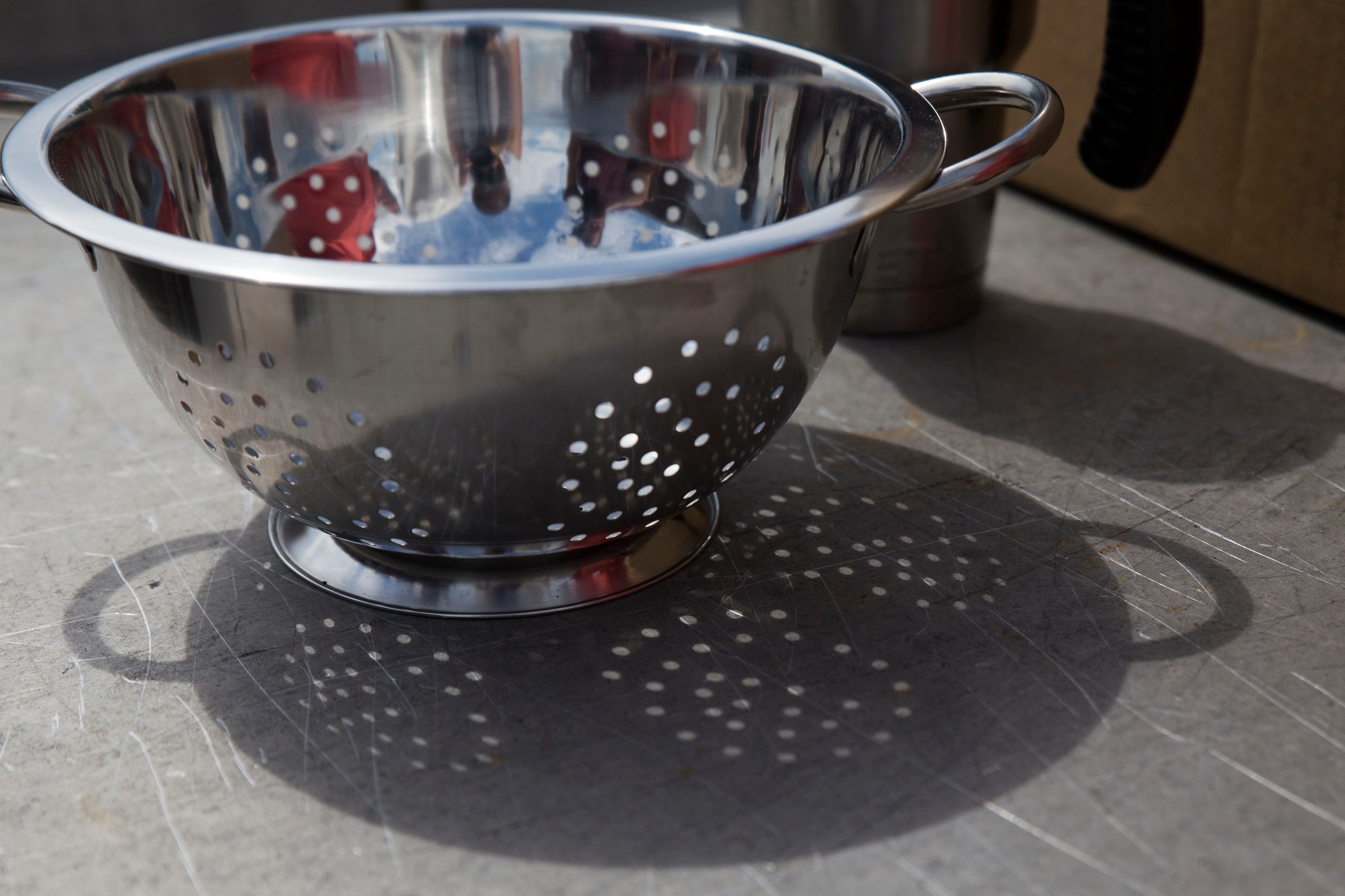 how to see the eclipse with a colander