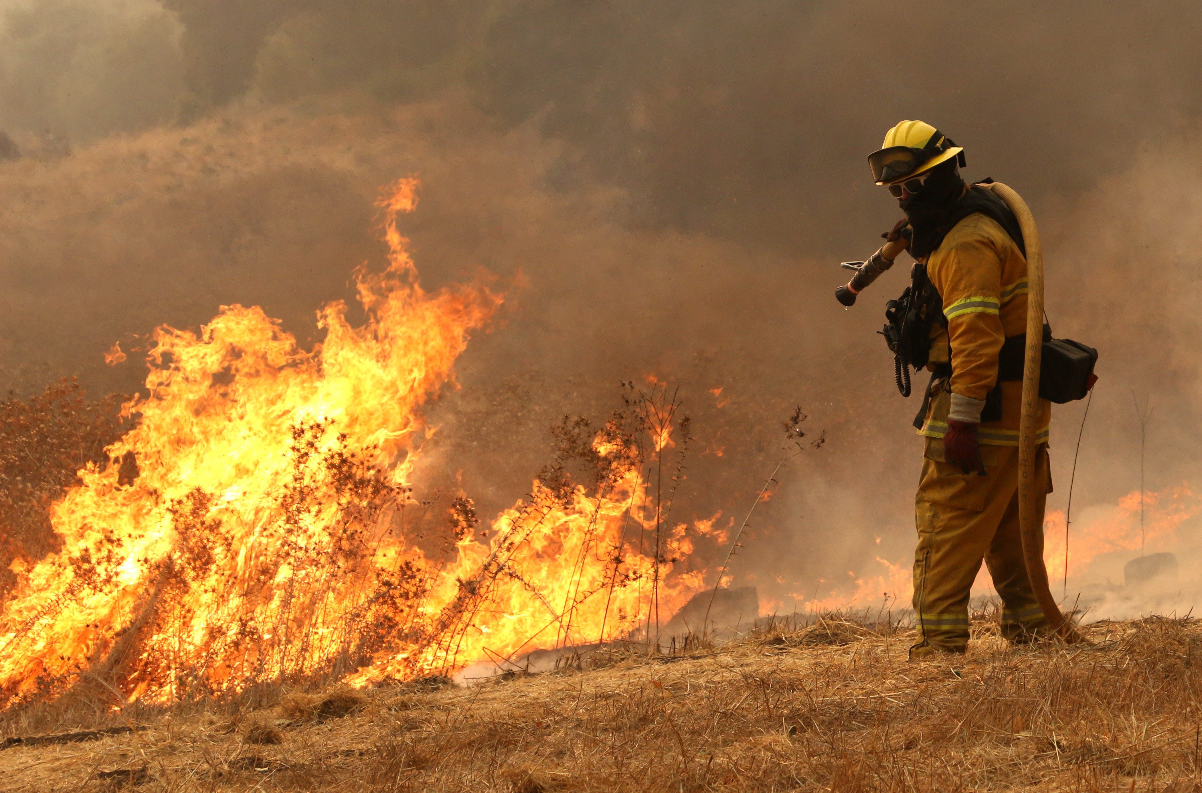 Work is fire. Калифорнийский пожарный. Параметры пожара фото. Fire threatens. Встречный пал видео.