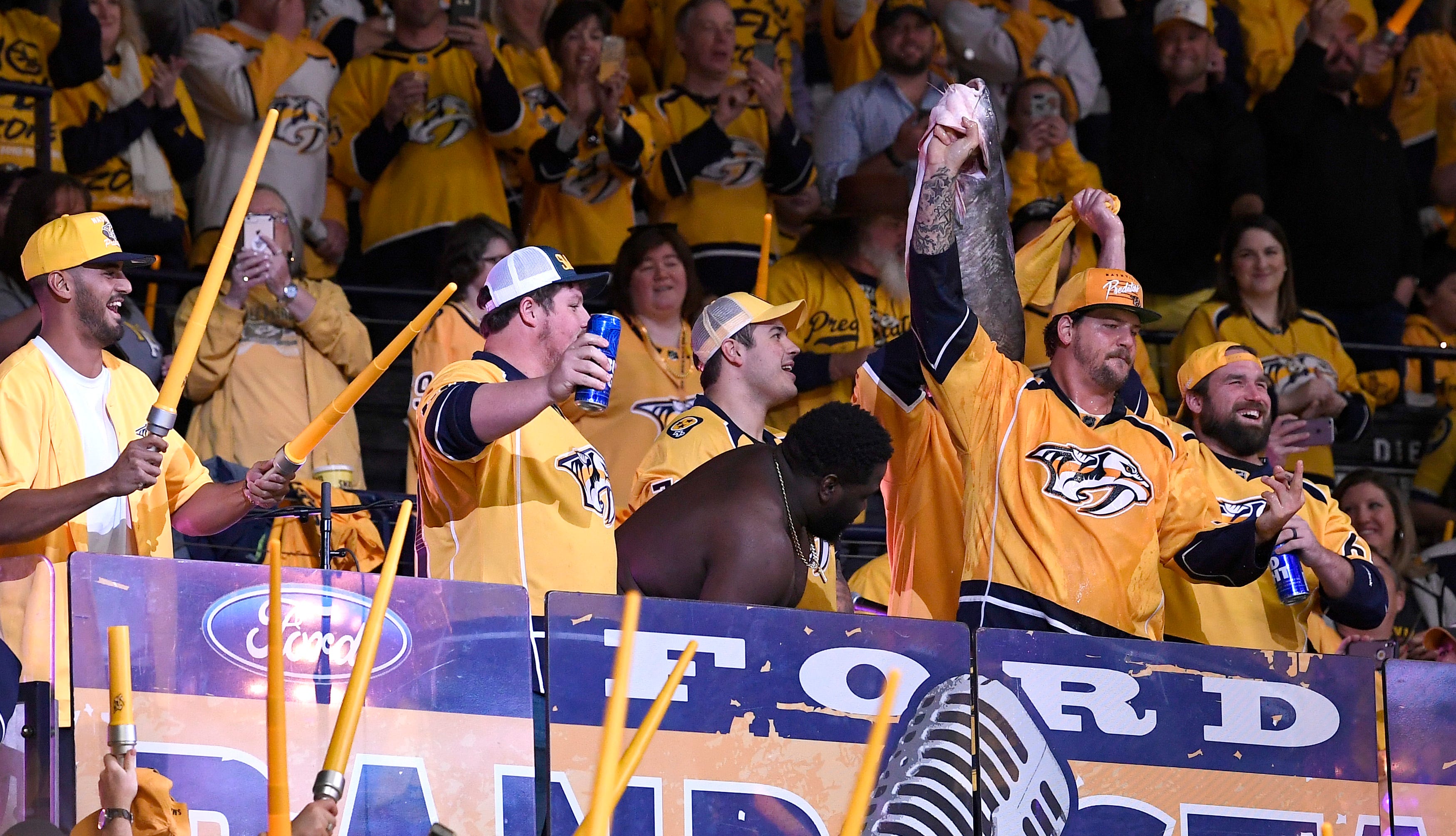 Titans' Taylor Lewan shotguns beer from catfish at Predators game