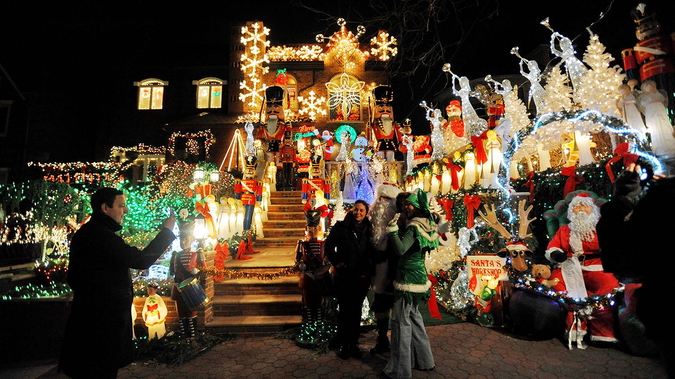 25 Stunning Christmas Light Displays Around The World