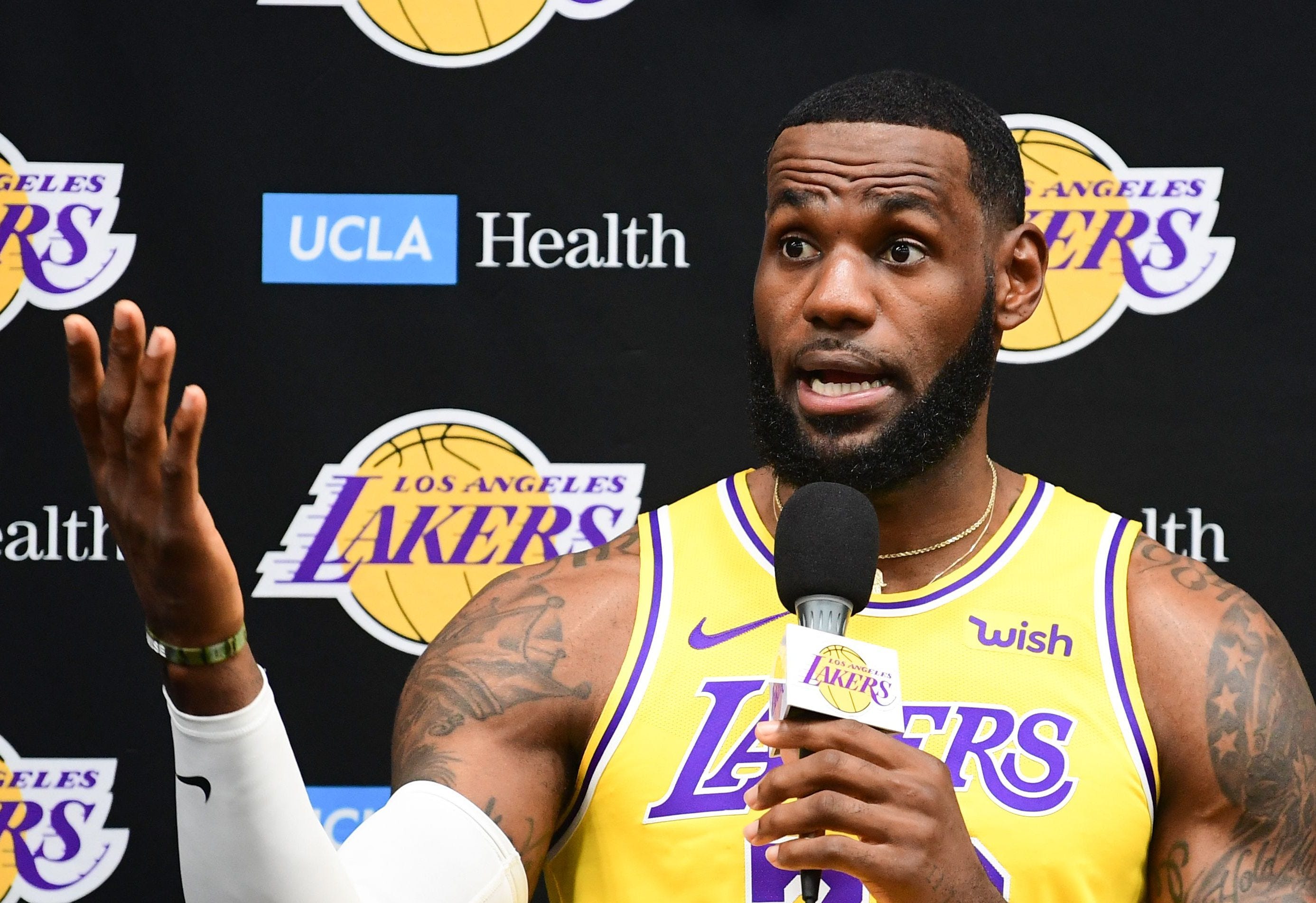 LeBron James' response to Daryl Morey's tweet is disappointingly surprising