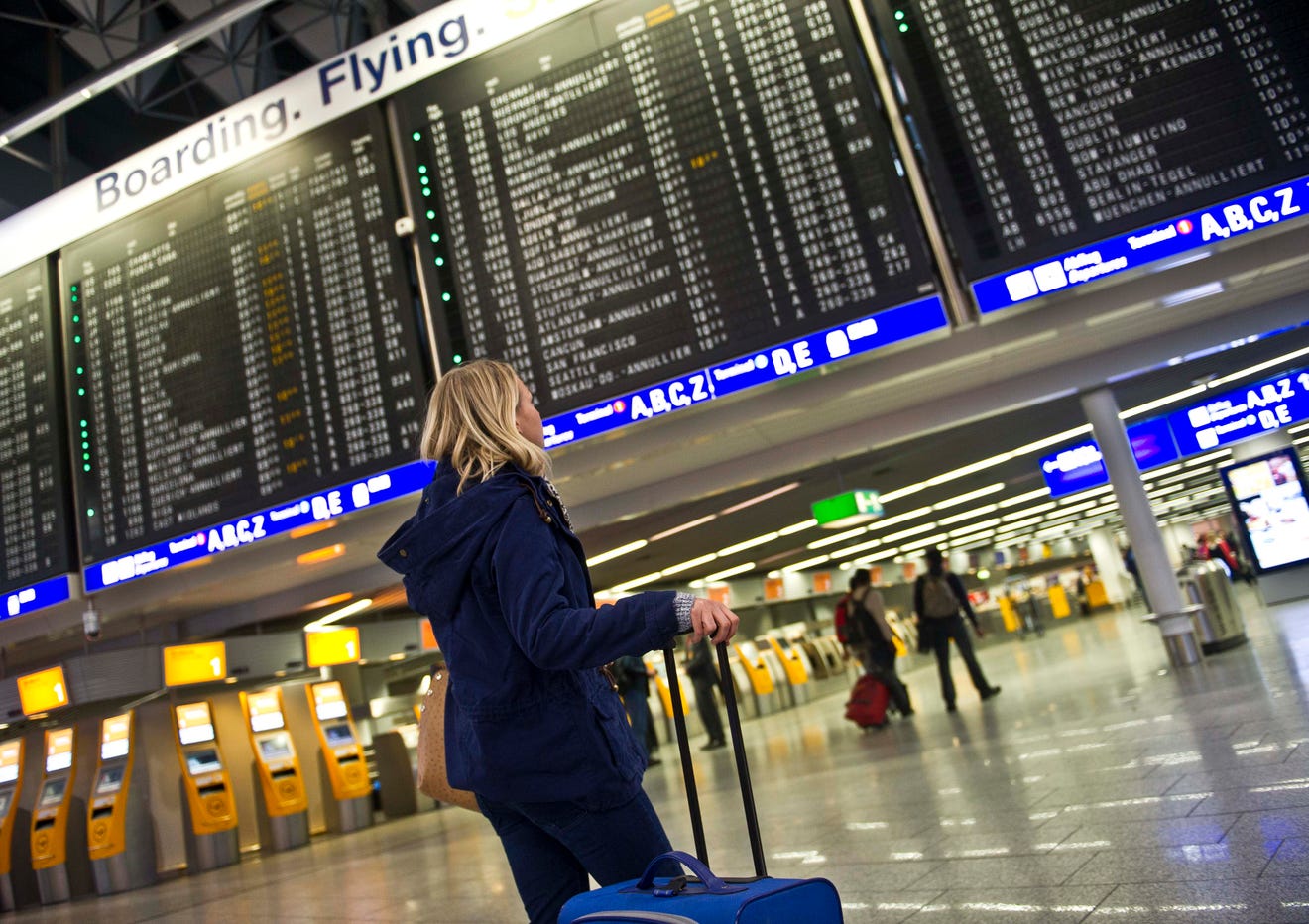 Italy airport strike leads to hundreds of flight cancellations