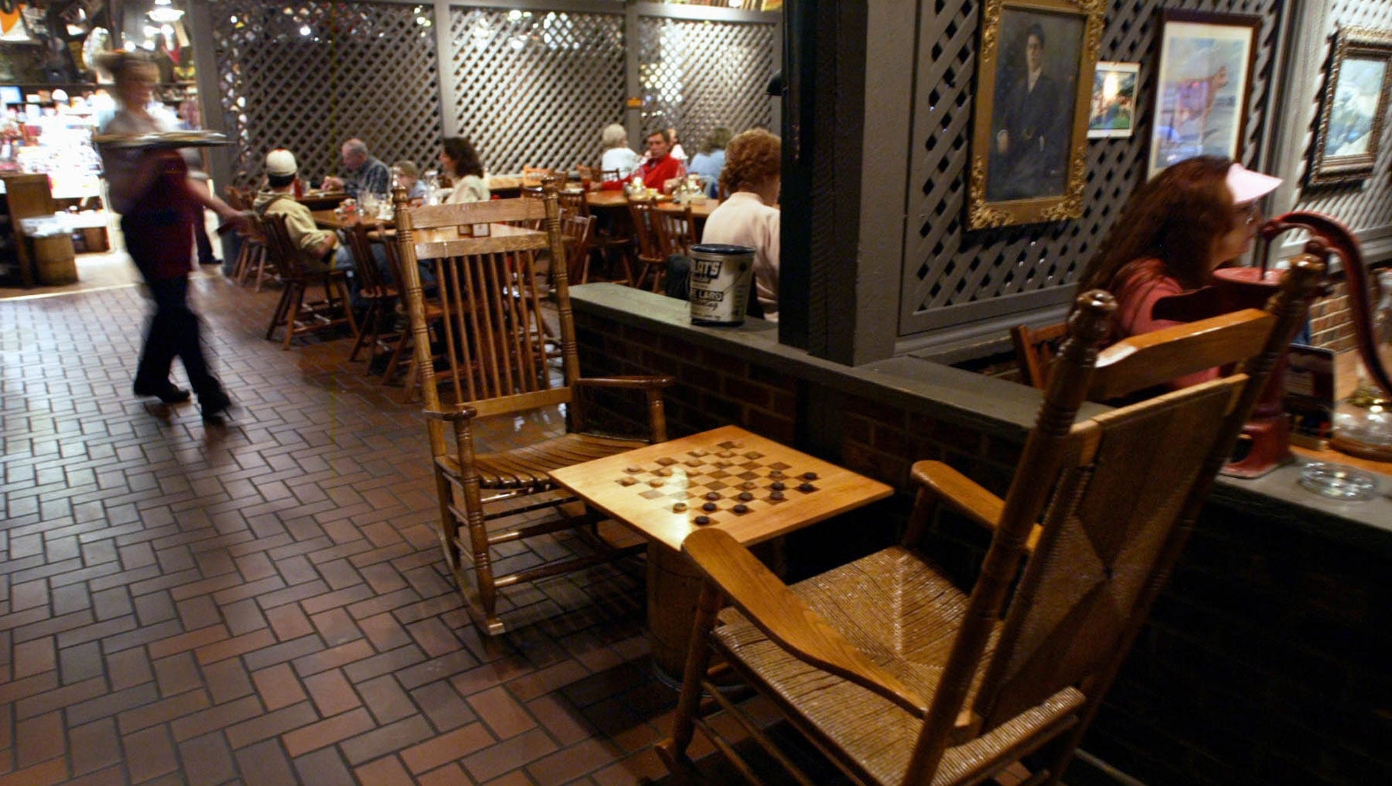 Cracker Barrel Rolls Out Plan To Expand Into Groceries   Gan Cracker Barrel Gifts 011413 16 9 