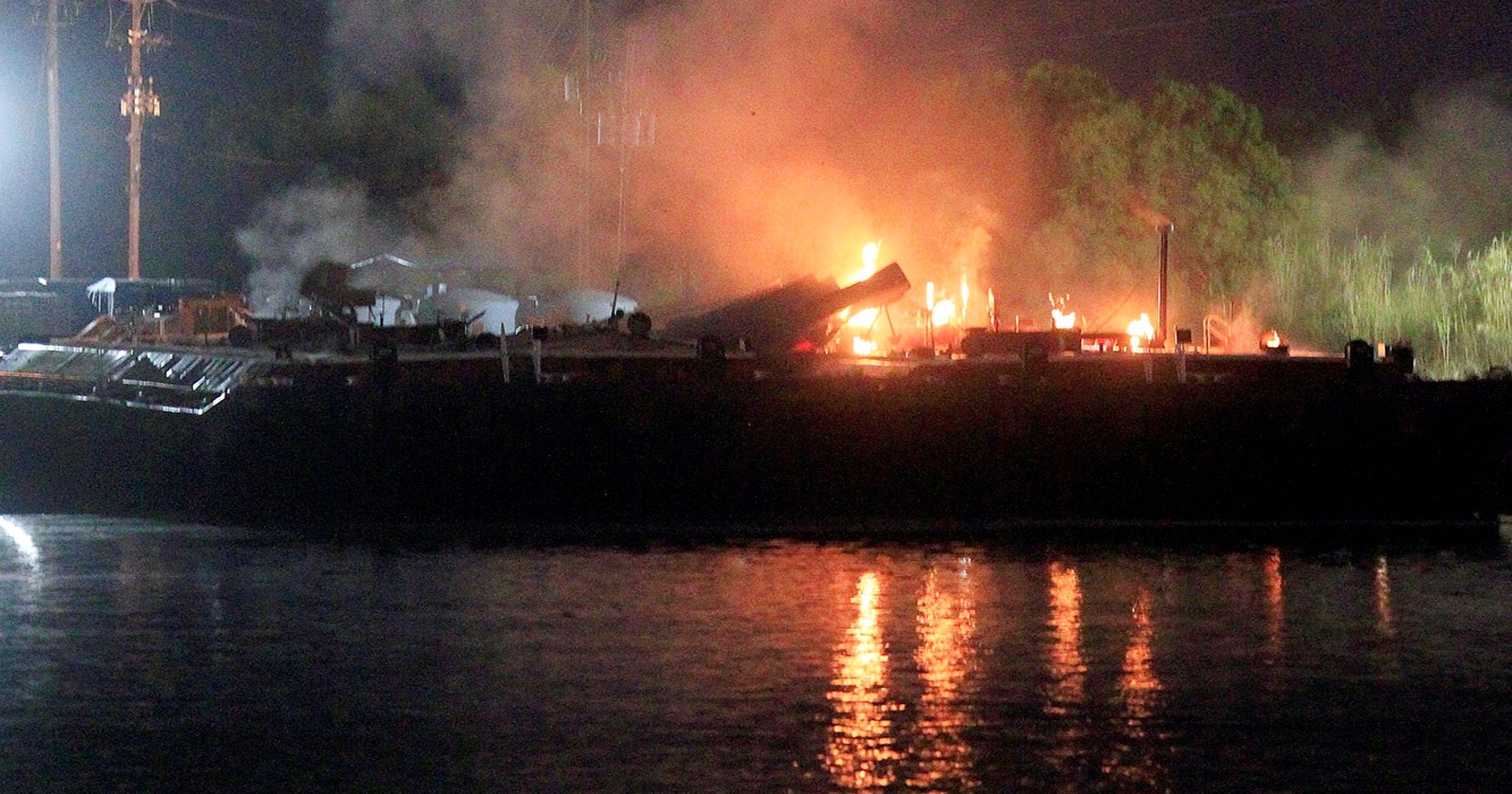 3 hurt as fuel barges explode, catch fire in Ala.