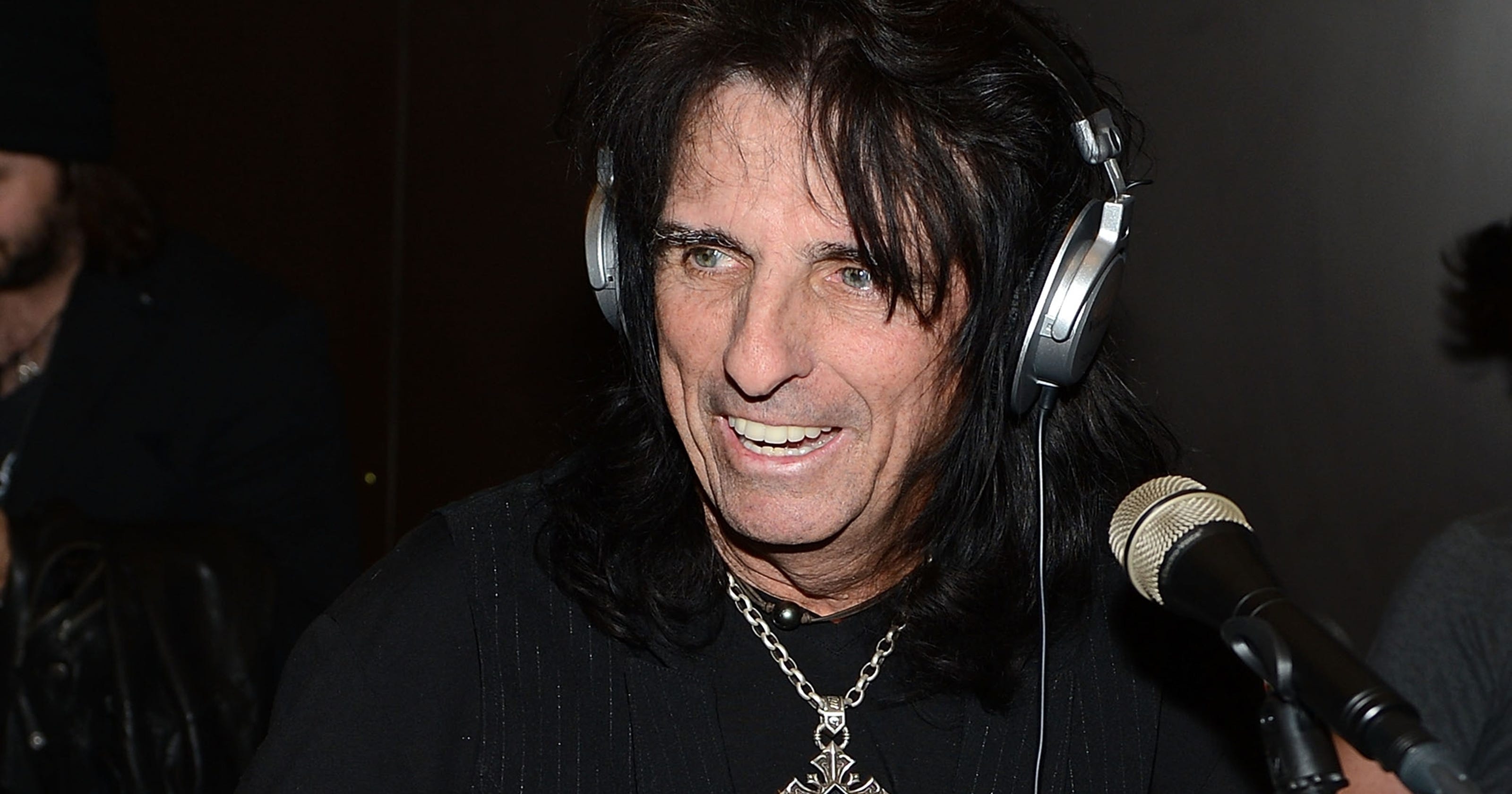 Video Alice Cooper offers guitar advice