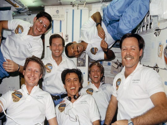 So-U.S. Representative Bill Nelson boarded mission STS-61C of the space shuttle Columbia in January 1986. Astronaut Robert Gibson (lower right corner), commander, is surrounded, in the opposite direction of clockwise, from the upper right corner: the astronaut Charles Bolden, pilot; Nelson, payload specialist; Robert Cenker, payload specialist at CAR; and astronauts Steven Hawley, Franklin Chang-Diaz and George Nelson, all mission specialists.