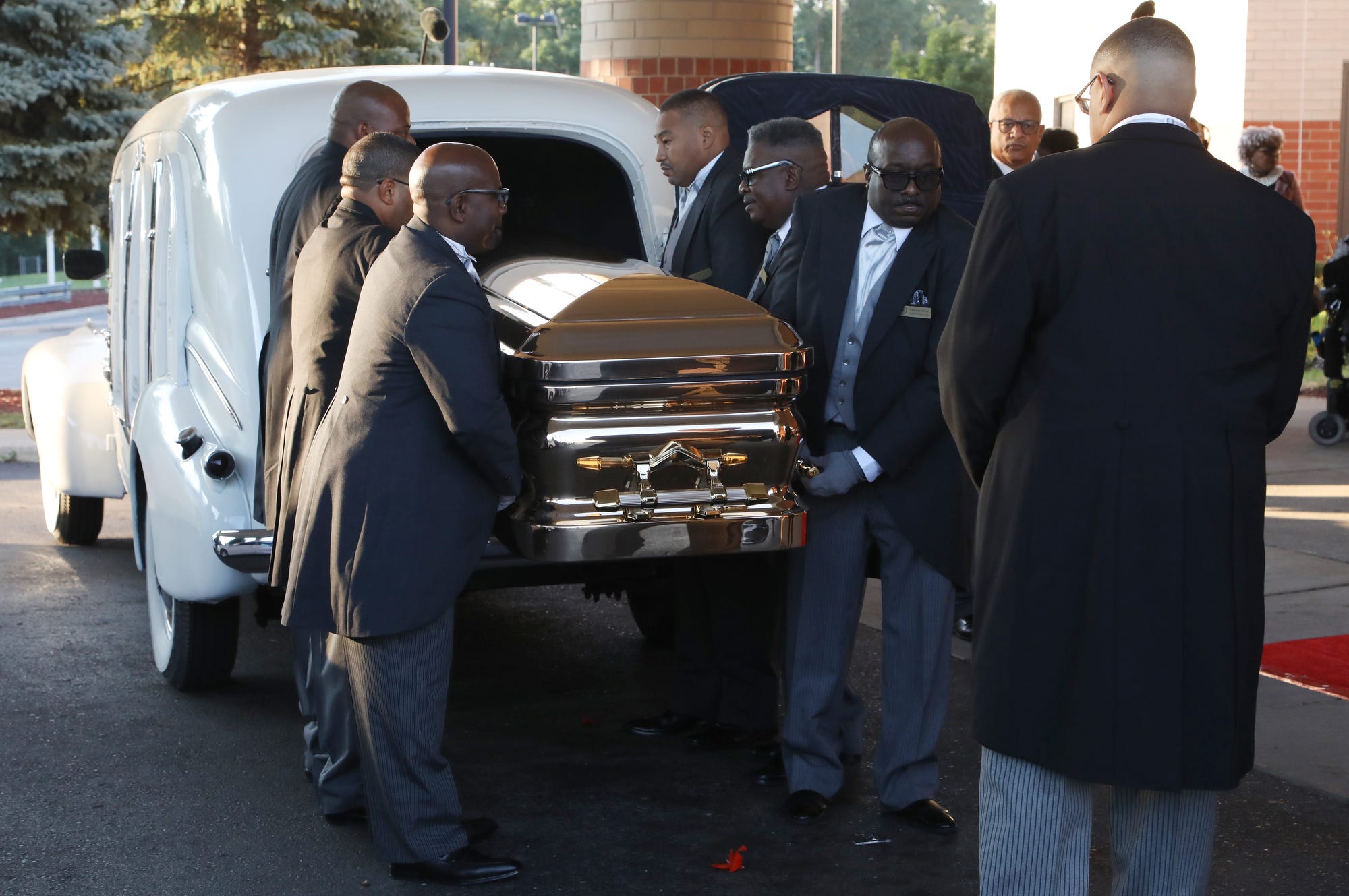 aretha-franklin-wears-gold-fit-for-royalty-at-her-funeral