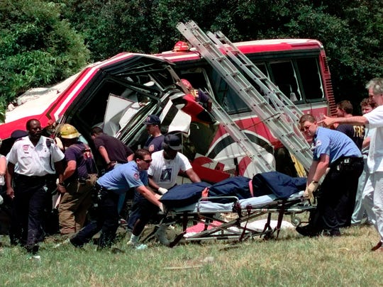 Rescuers remove the body from one of the victims of a road accident on May 9, 1999 in New Orleans. A charter bus carrying members of a casino club during a game tour organized on the occasion of Mother's Day killed 22 people.