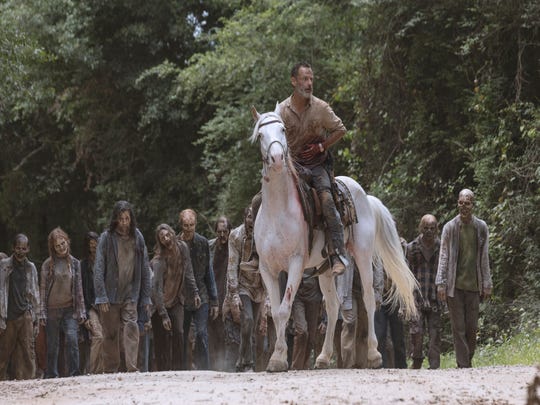 Rick (Andrew Lincoln) monte sur un cheval après s'être extirpé d'une crevaison d'une barre d'armature dans «The Walking Dead» d'AMC.