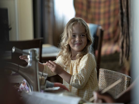 L'enfant en bas âge Judith (Chloe Garcia-Frizzi) subit toute la transformation à la fin de l'épisode de dimanche de «The Walking Dead» d'AMC.