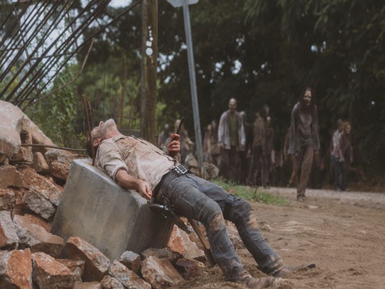 Rick Grimes (Andrew Lincoln) est un peu pincé après avoir été empalé sur des barres d'armature après que son cheval l'ait jeté sur "The Walking Dead" d'AMC.
