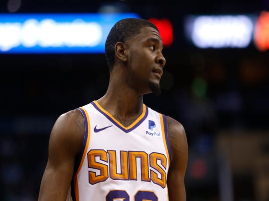 Josh Jackson (20 ans) de Suns réagit après avoir retourné la balle contre les Celtics en première mi-temps à la Talking Stick Resort Arena de Phoenix, en Arizona, le 8 novembre 2018. 