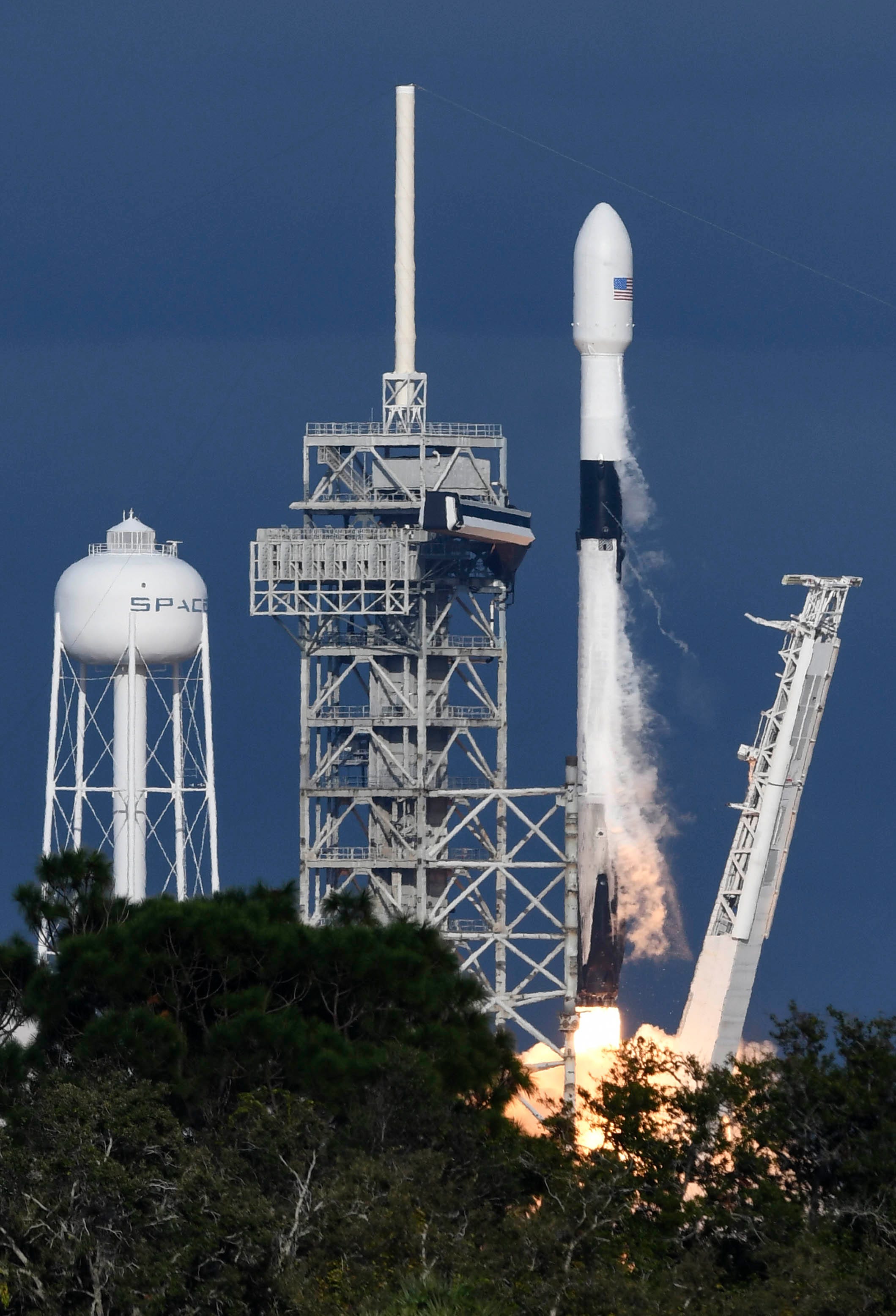 kennedy space center falcon 9 launch