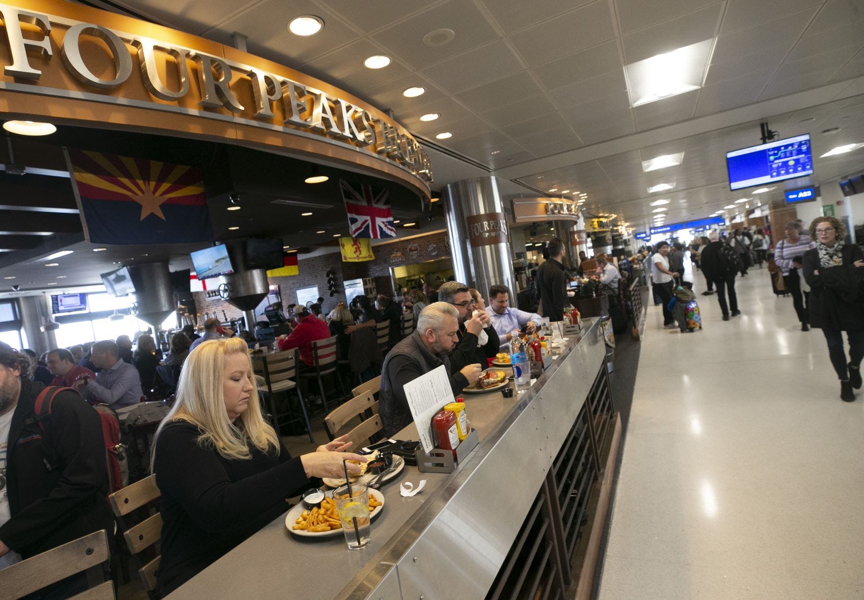 phoenix sky harbor lounges