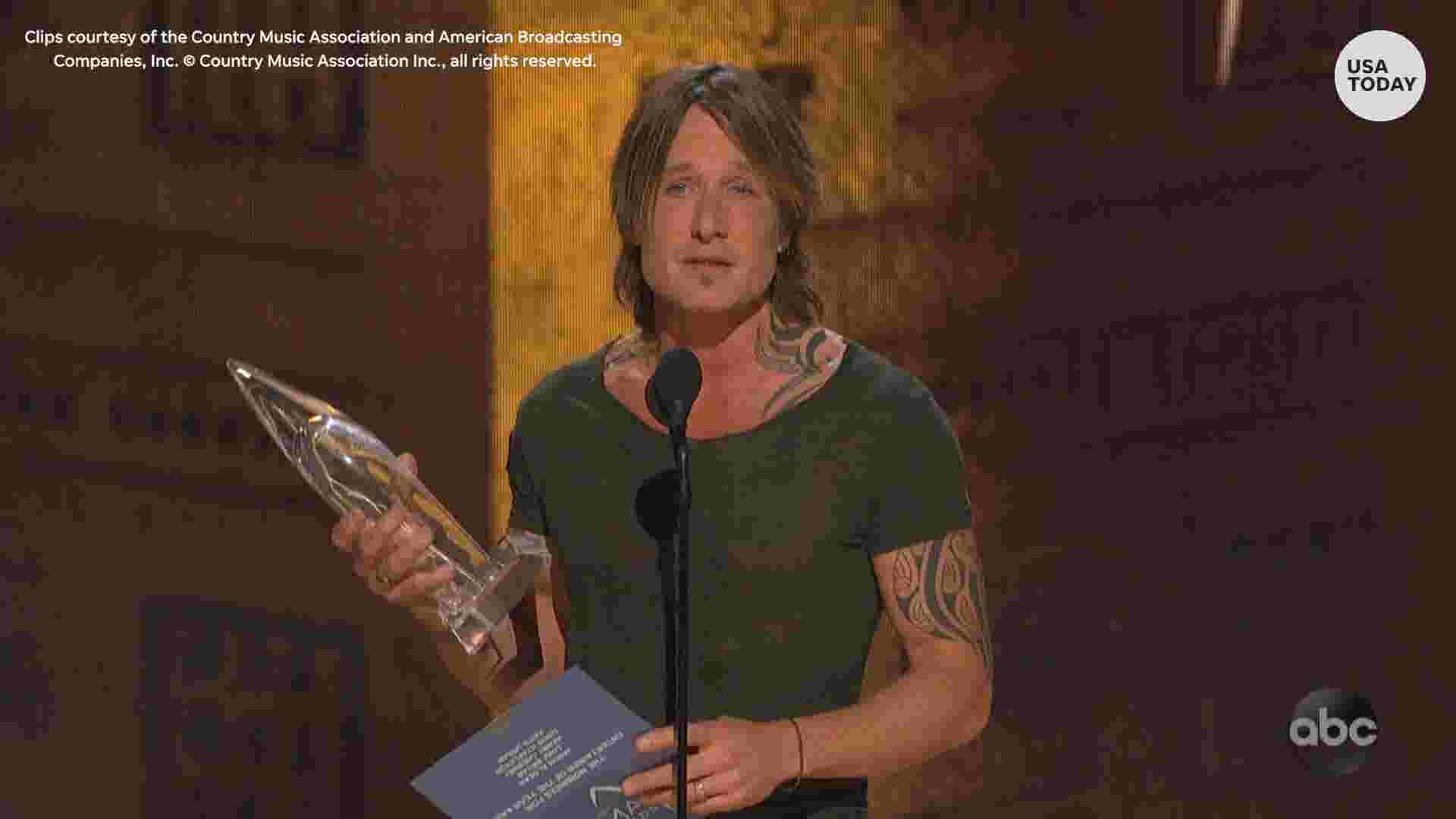 Keith Urban wins Entertainer of the Year at CMA's