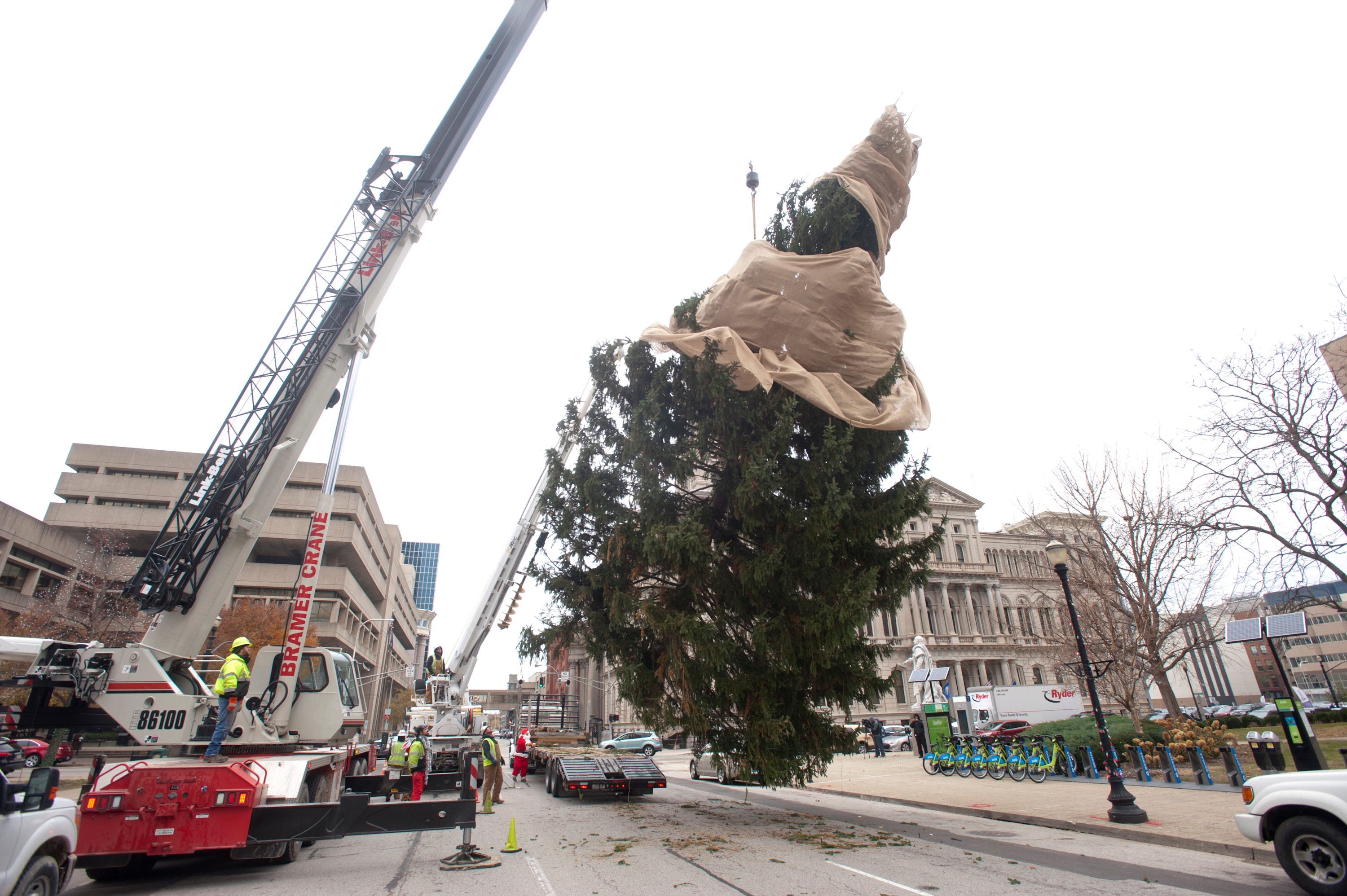 Light Up Louisville What It Takes To Decorate The City   80777905 2601 454f Bf62 954bee75ce48 1114CityTreePutInPark018 DRL.JPG