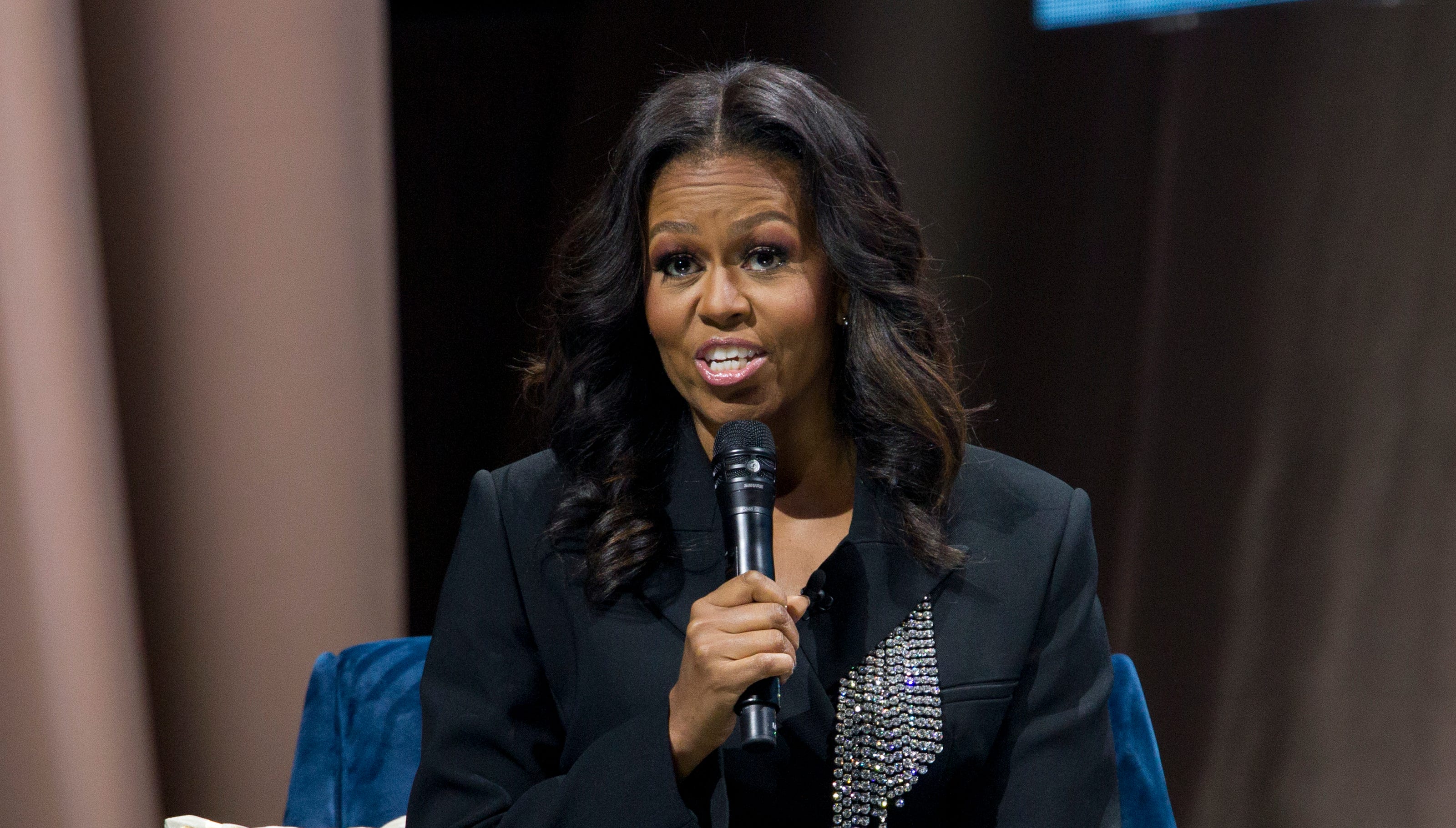 Michelle Obama S Memoir Becoming Sells 1 4m Copies In Week