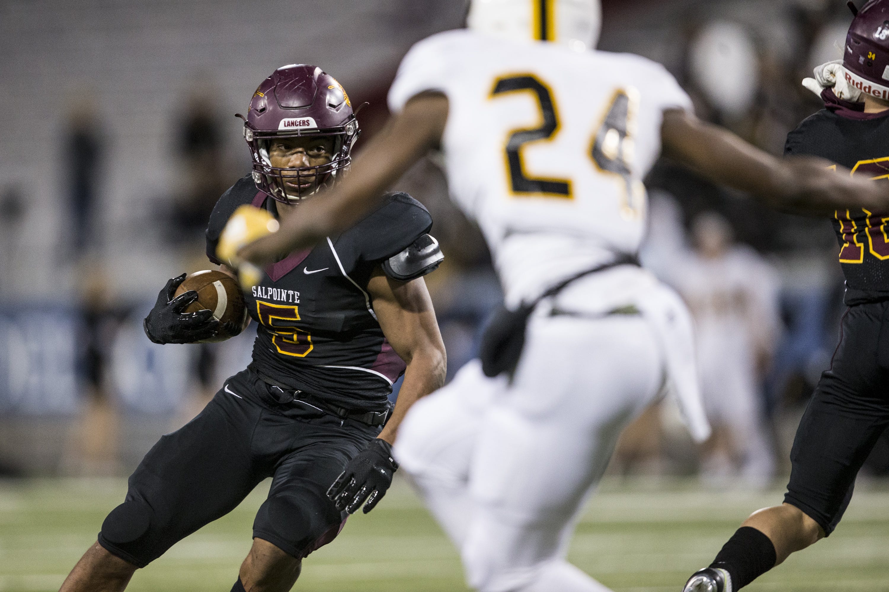 salpointes bijan robinson rushes against saguaro during the