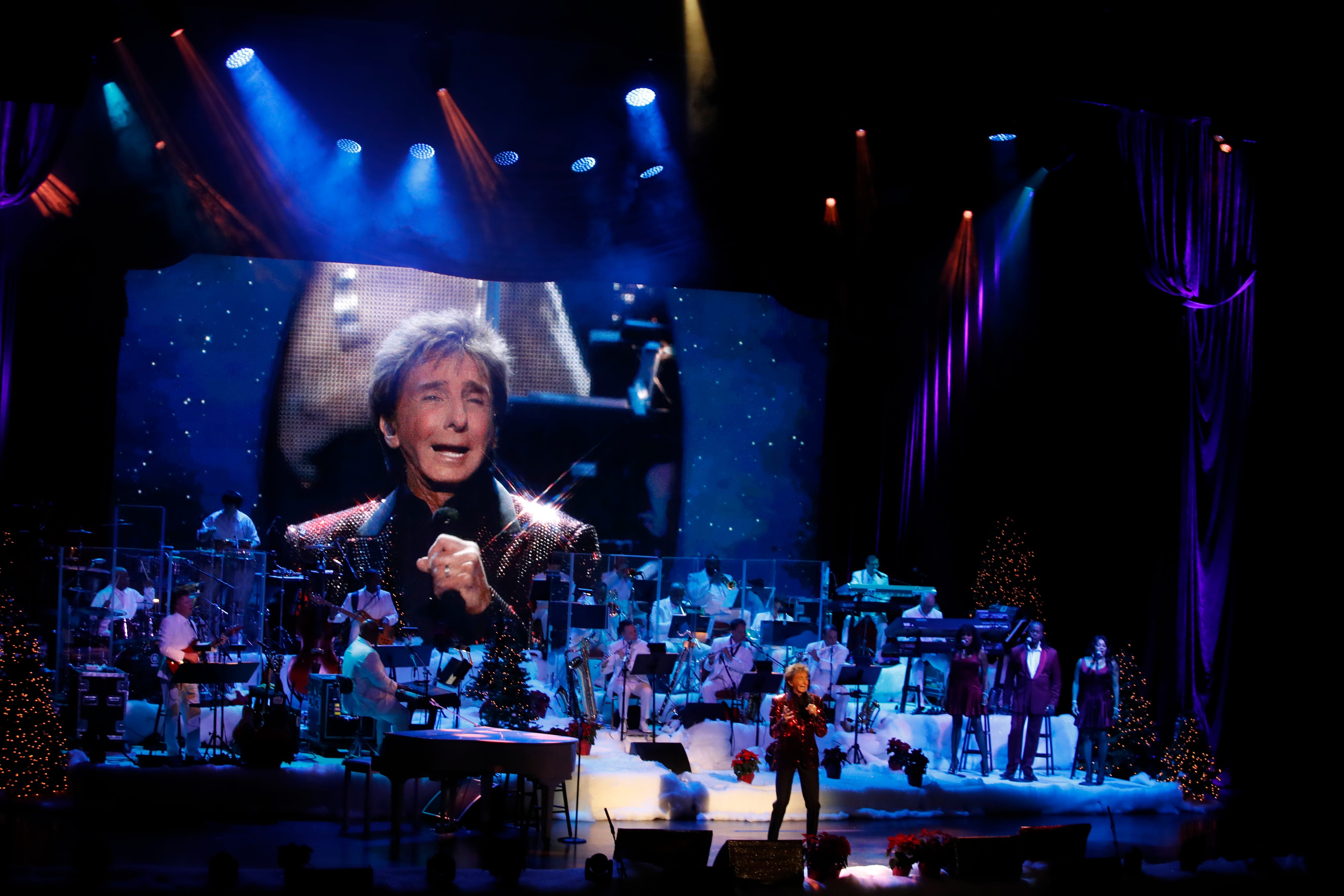 Barry Manilow's 'Very Barry Christmas' is bigger, louder than before