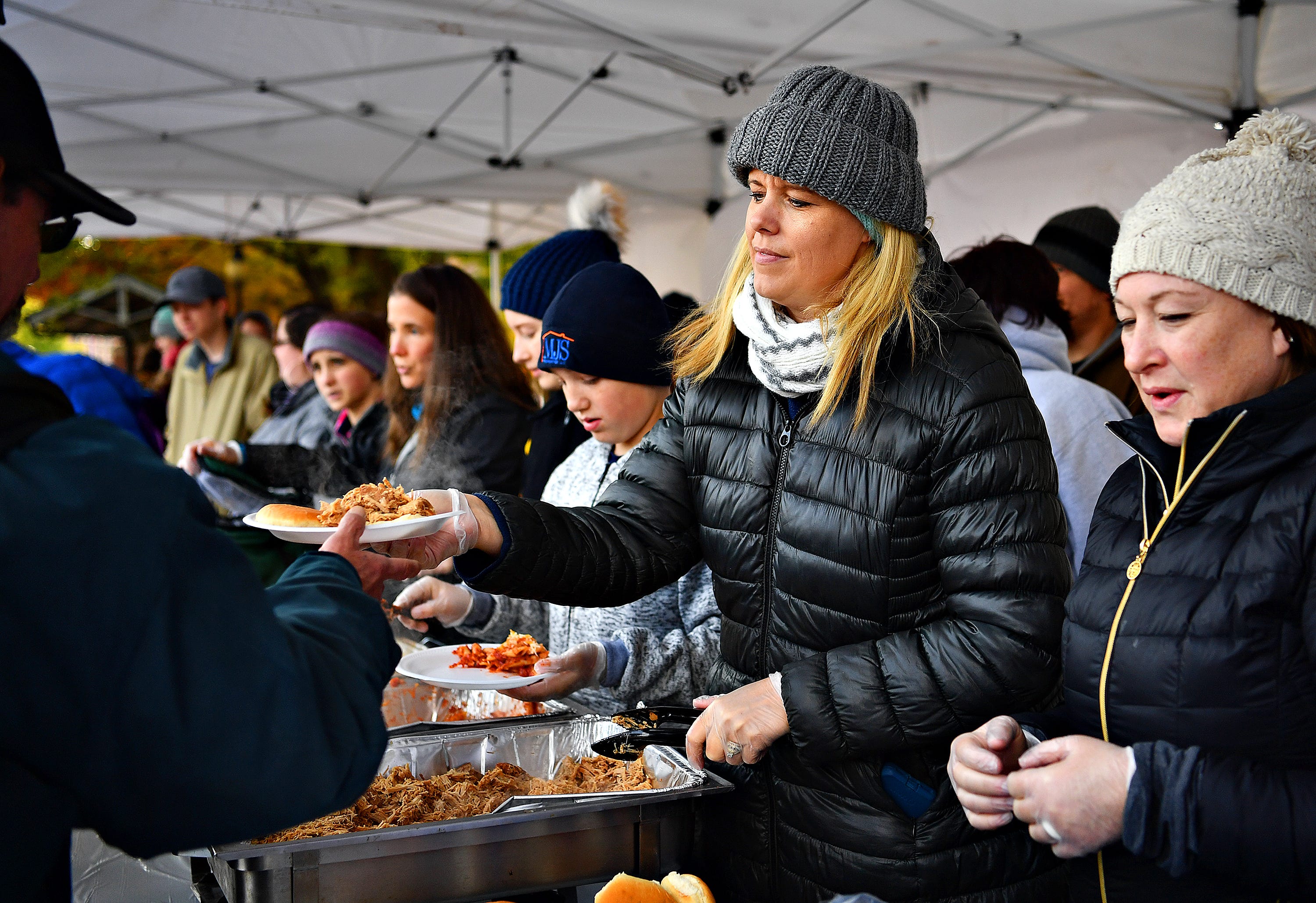 people giving food to the homeless