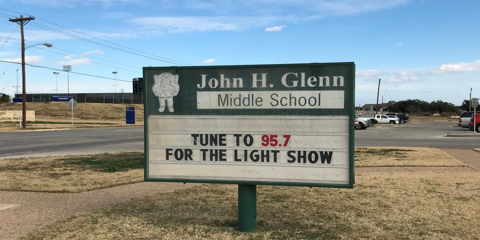 Glenn Middle School STEM program puts on Christmas radio lights show