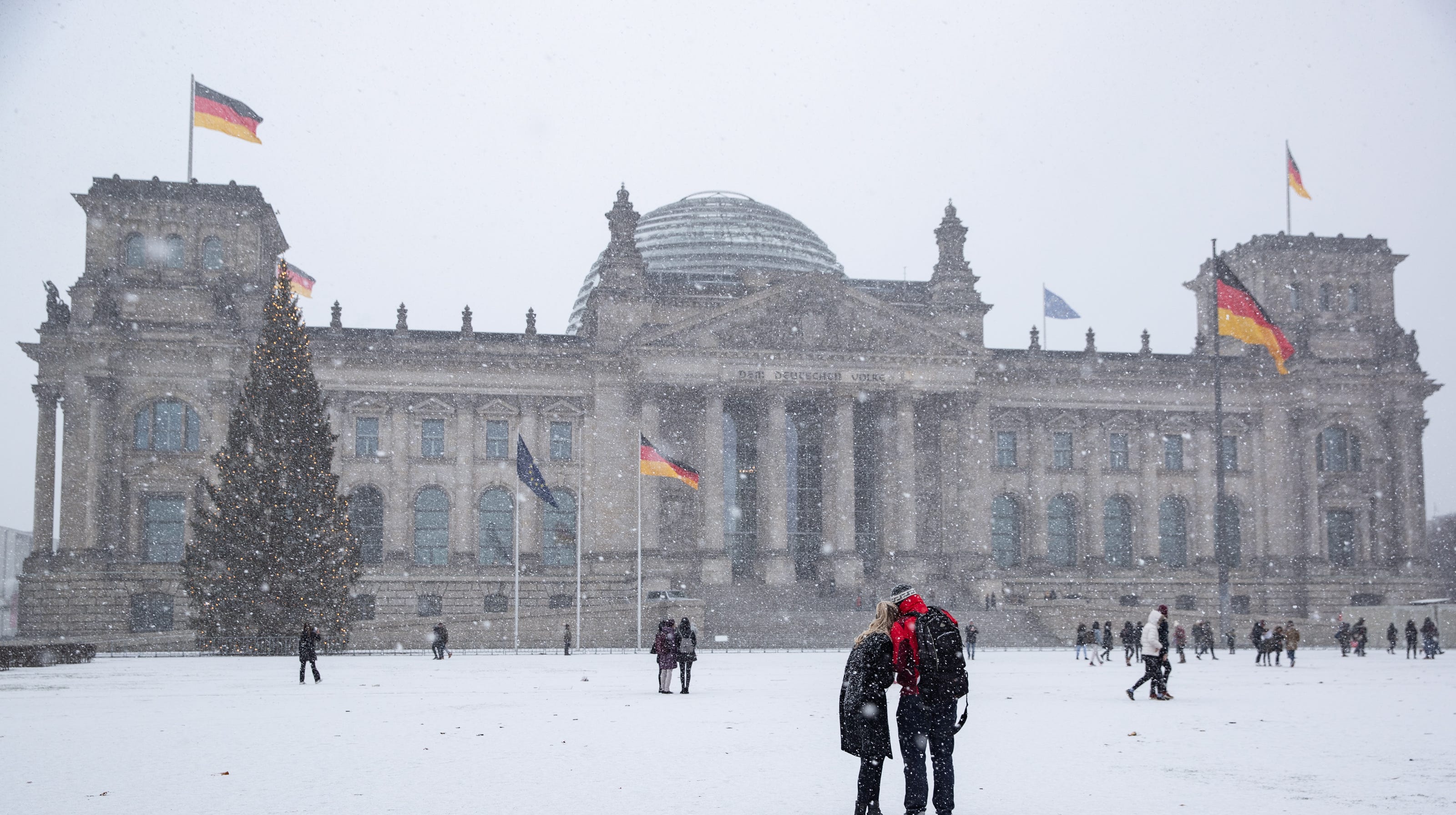 Heavy snow in Germany and Austria causes chaos for travelers