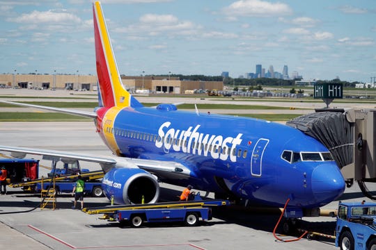 On July 17, 2018, photographed, ramp workers are preparing a Southwest Airlines Boeing 737 for departure for the Denver Airport from the Minneapolis International Airport in Minneapolis. Southwest Airlines overcame rising fuel prices to meet its profit targets, although an in-flight disaster in which a passenger was killed had an adverse effect on his earnings. Second quarter earnings were $ 733 million, exceeding Wall Street expectations. (AP Photo / David Zalubowski) ORG XMIT: NYAG401