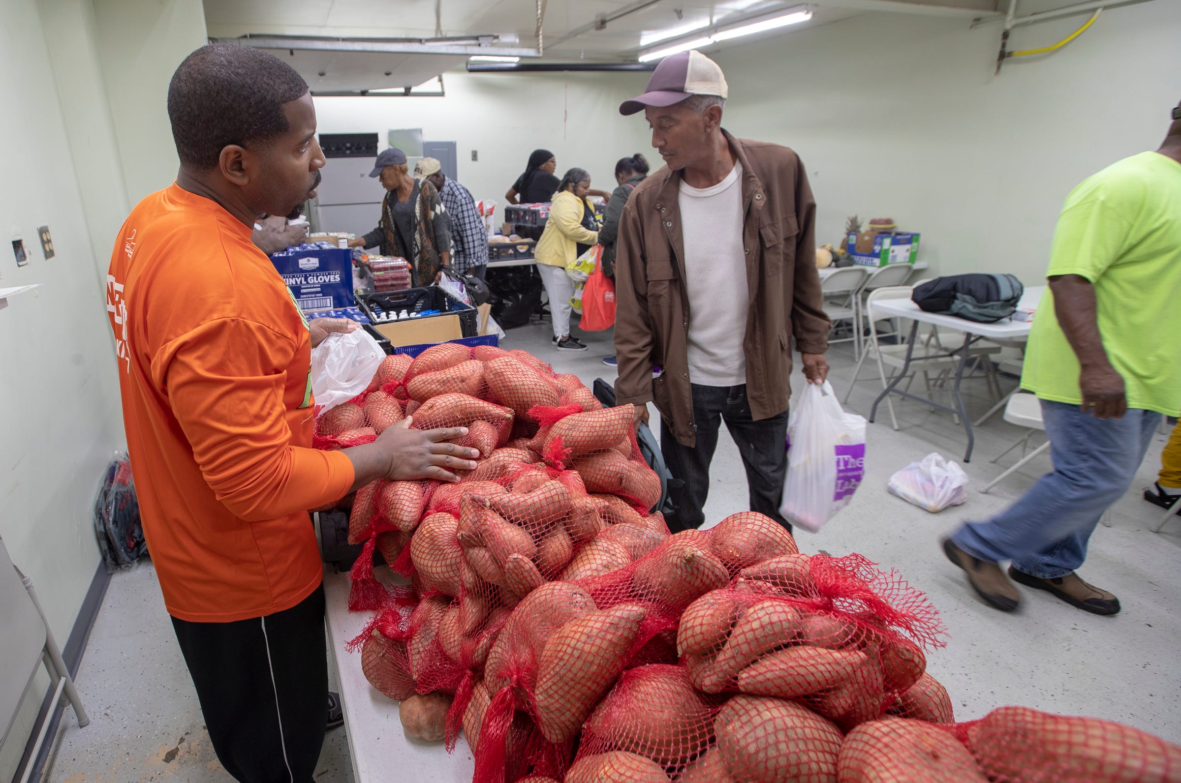 Indiana Hunger Indianapolis Mosque Welcomes All To Food Pantry