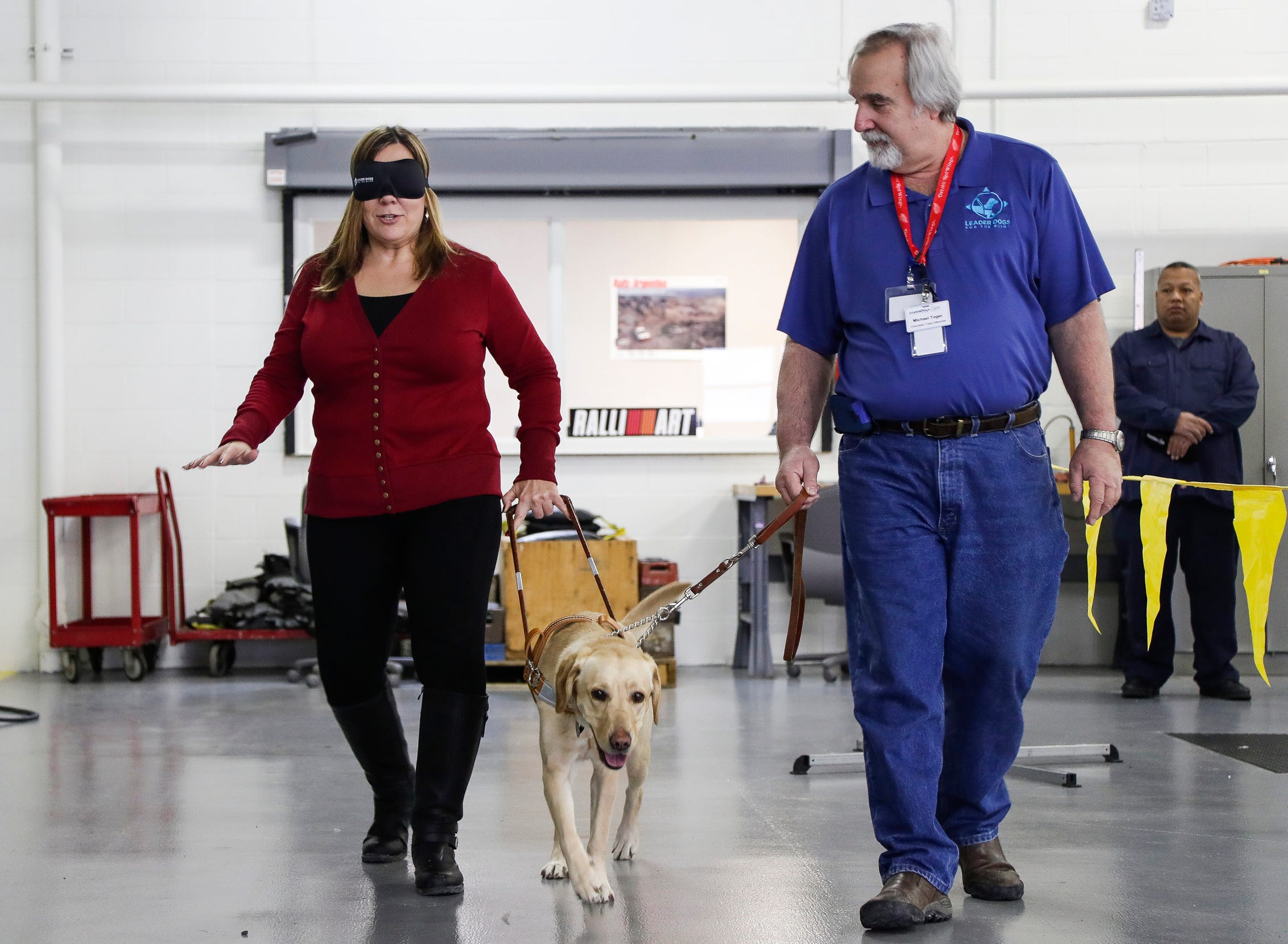 how much does a guide dog trainer earn