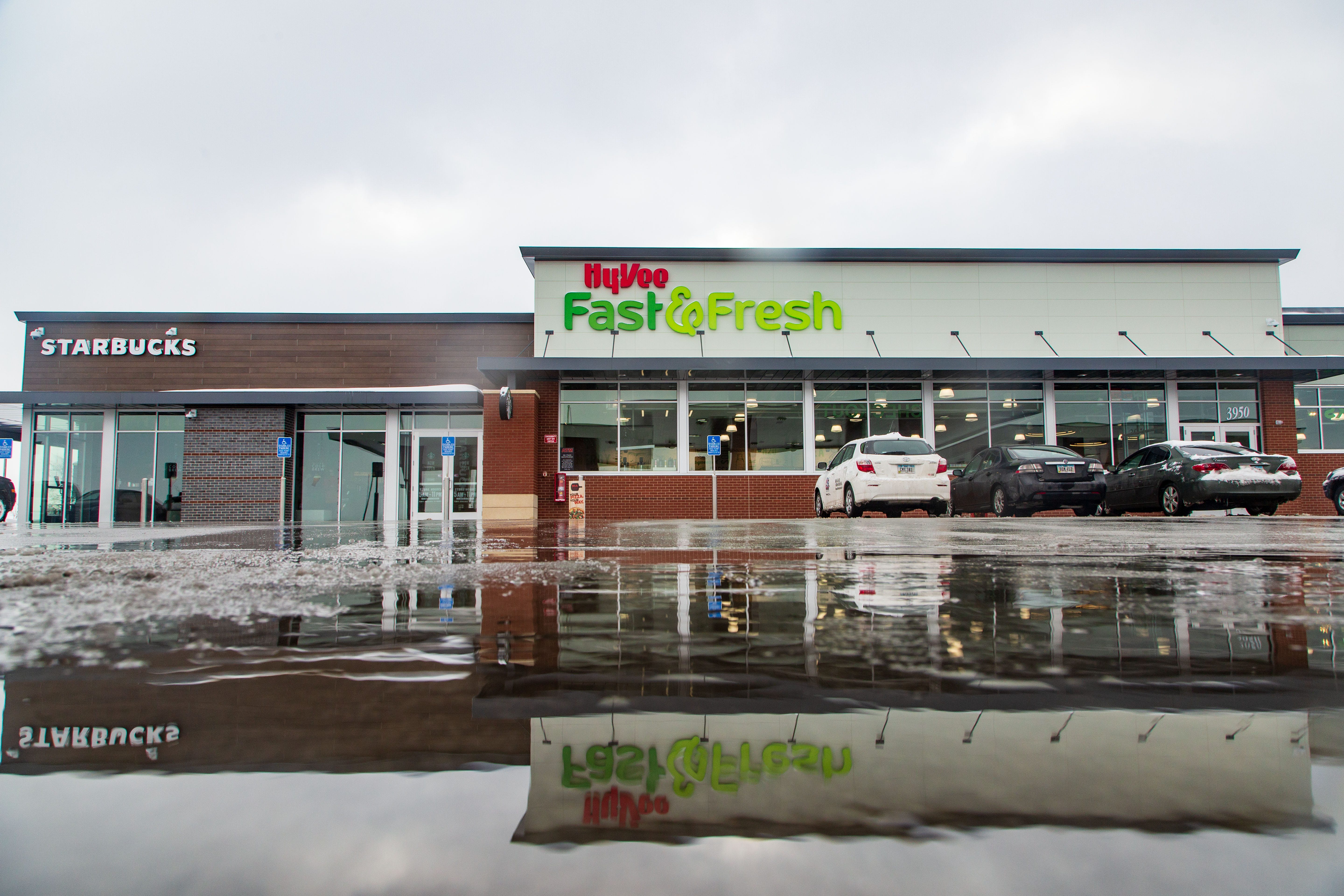 hy vee opens first ever fast and fresh store in des moines metro the des moines register