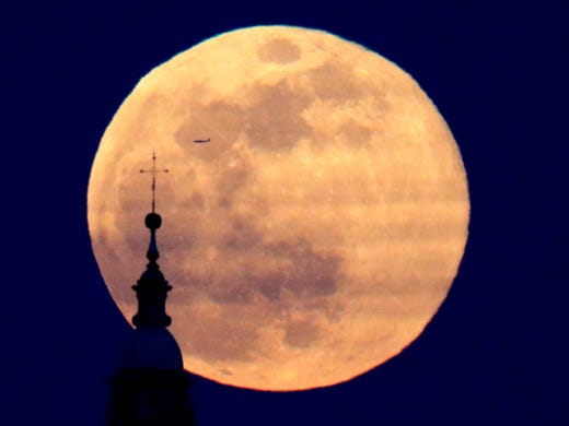 epa07381524 A so-called Supermoon is seen in the sky over the Santiago Cathedral in Santiago de Compostela, Galicia, northern Spain, 19 February 2019. A 'Supermoon' commonly is described as a full moon at its closest distance to the earth with the moon appearing larger and brighter than usual. EPA-EFE/Lavandeira jr ORG XMIT: GRAF265