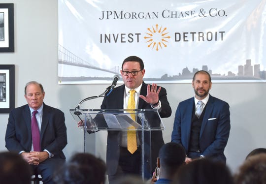 Peter Scher, Corporate Accountability Manager at JPMorgan Chase, announces a $ 15 investment in Detroit neighborhoods. Detroit Mayor Mike Duggan, left, and Invest Detroit Director Dave Blaszkiewicz, right, listen.