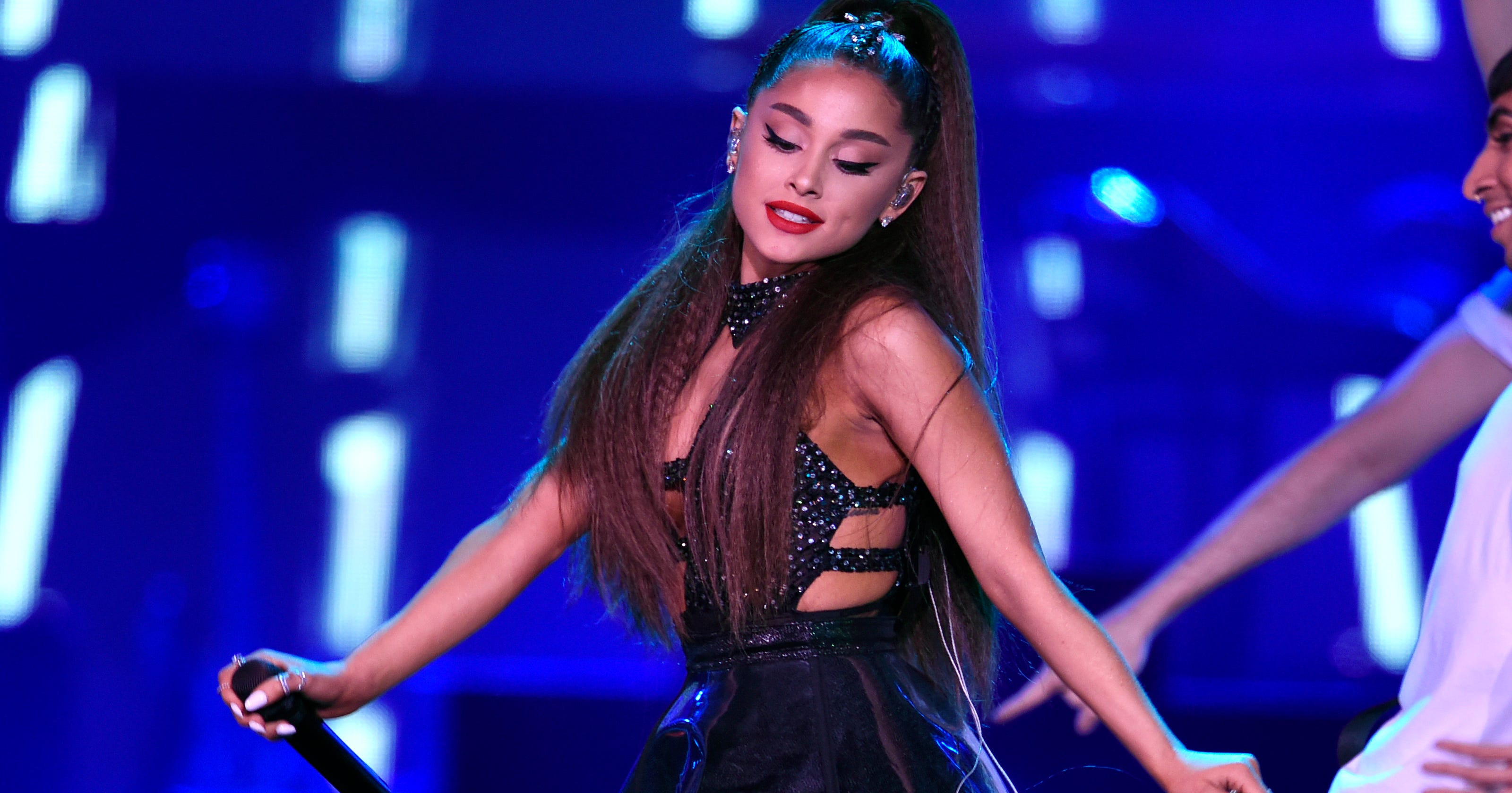 Ariana Grande Hot Naked Lesbian Sex - Ariana Grande bisexual?' That question is problematic to ...