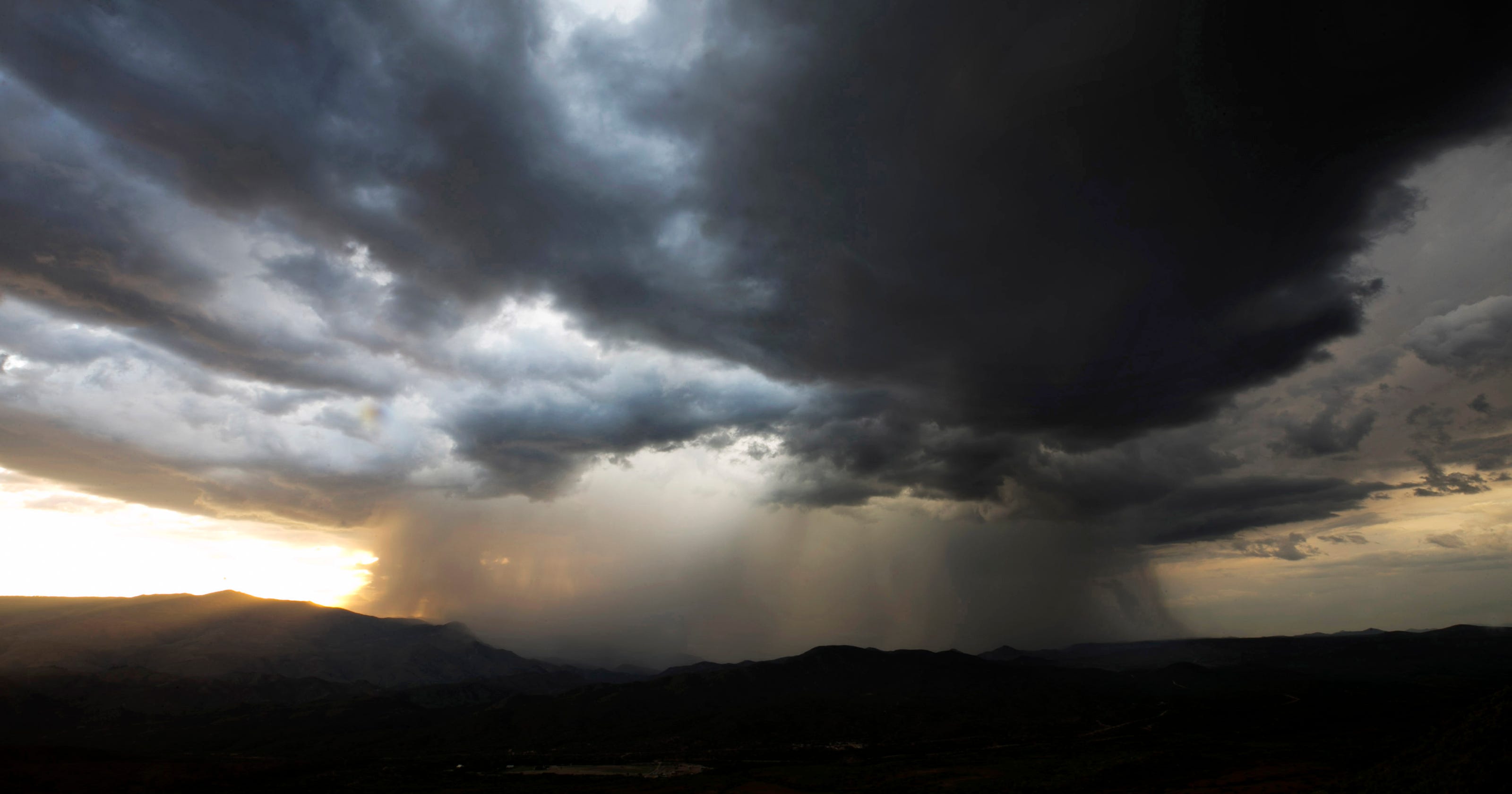 Raindrops signal start of monsoon season in Phoenix area