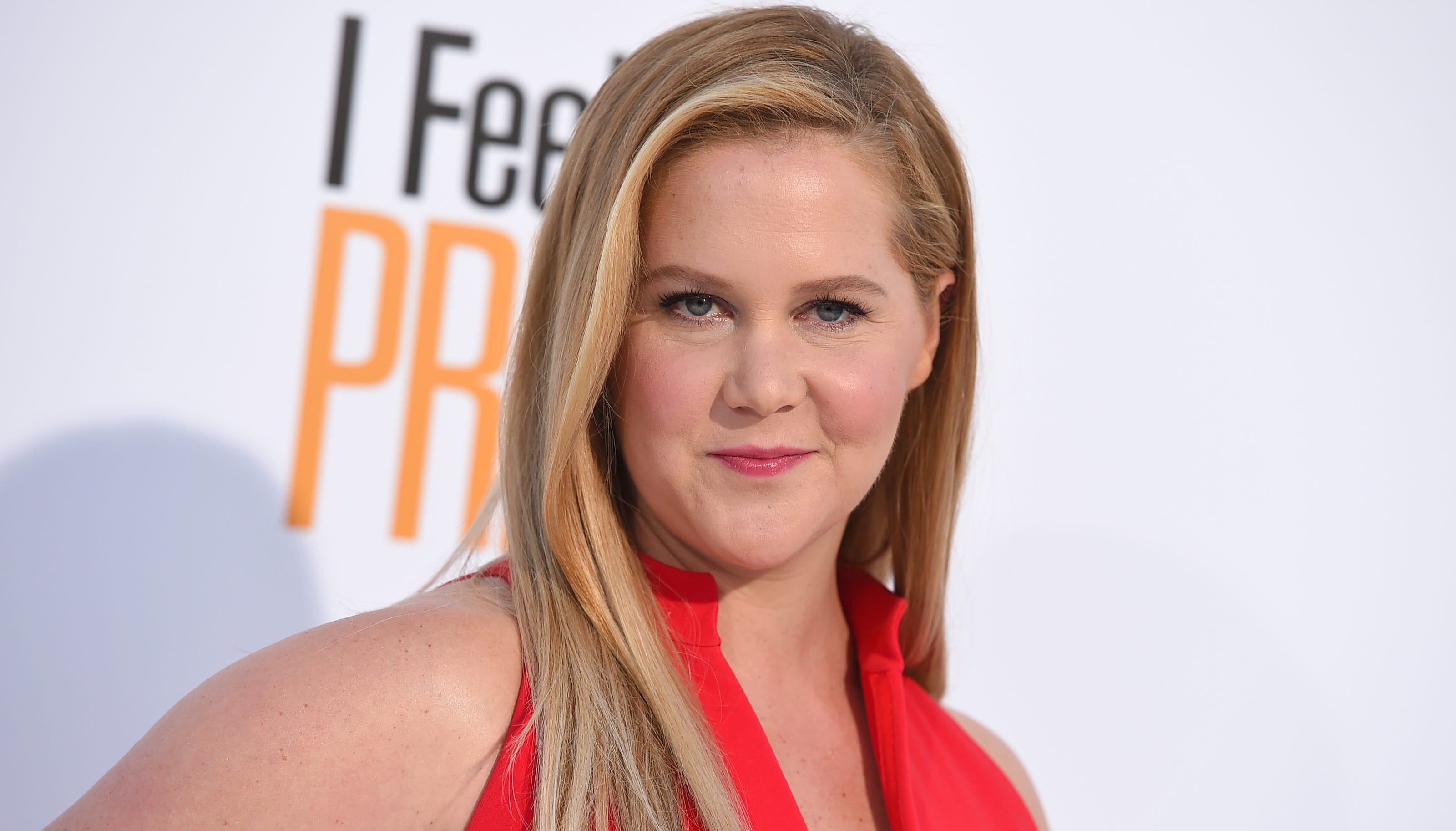Amy Schumer Gives Tutorial On How To Put Socks On When Youre Pregnant