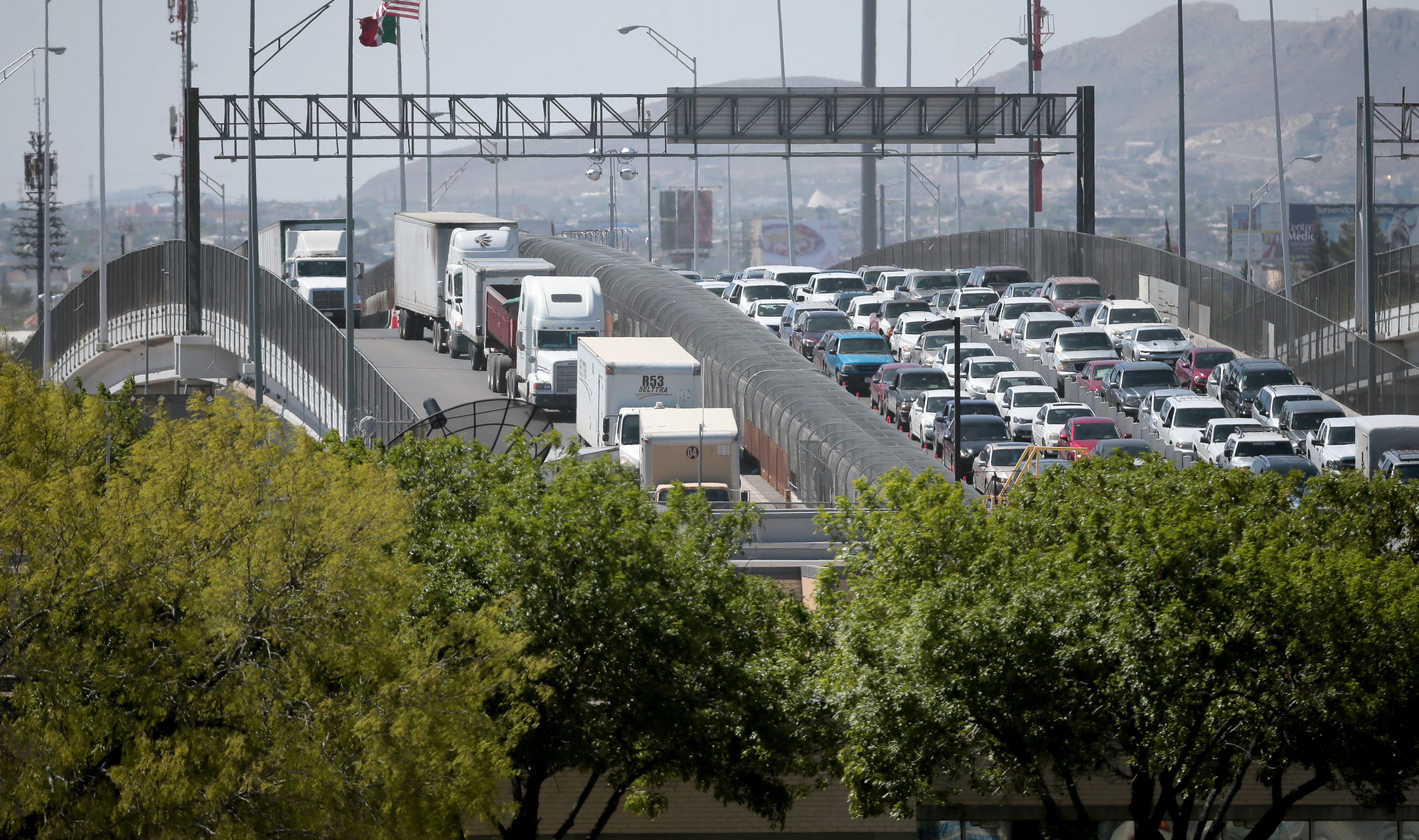 cbp to close lanes at el paso bridge as officers aid migrant processing cbp to close lanes at el paso bridge as