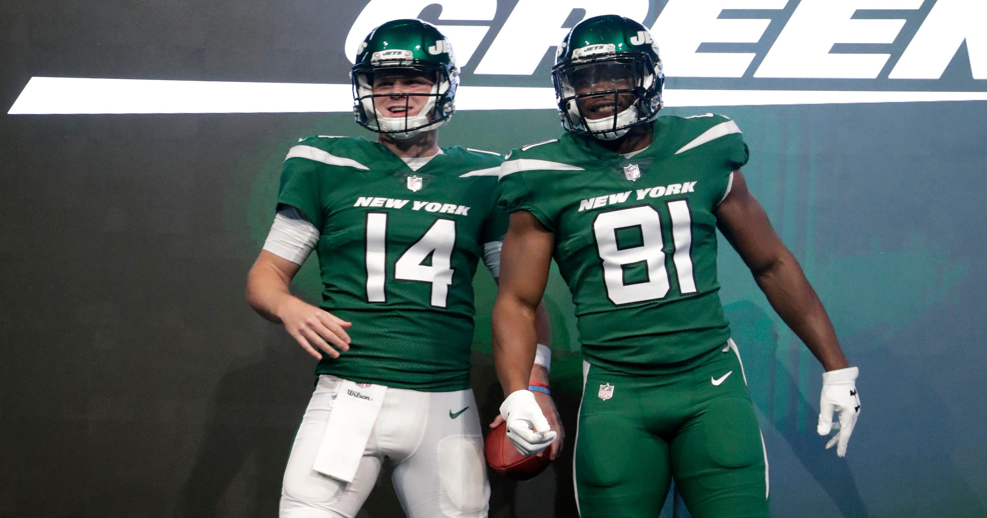 Jets uniforms photos Team unveils newlook jerseys, helmets, pants