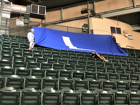 A custom "L" giant flag, which appeared in a Cubs-Brewers game in September 2018, was again presented in the ninth round of Milwaukee's 13-10 win on Friday night.