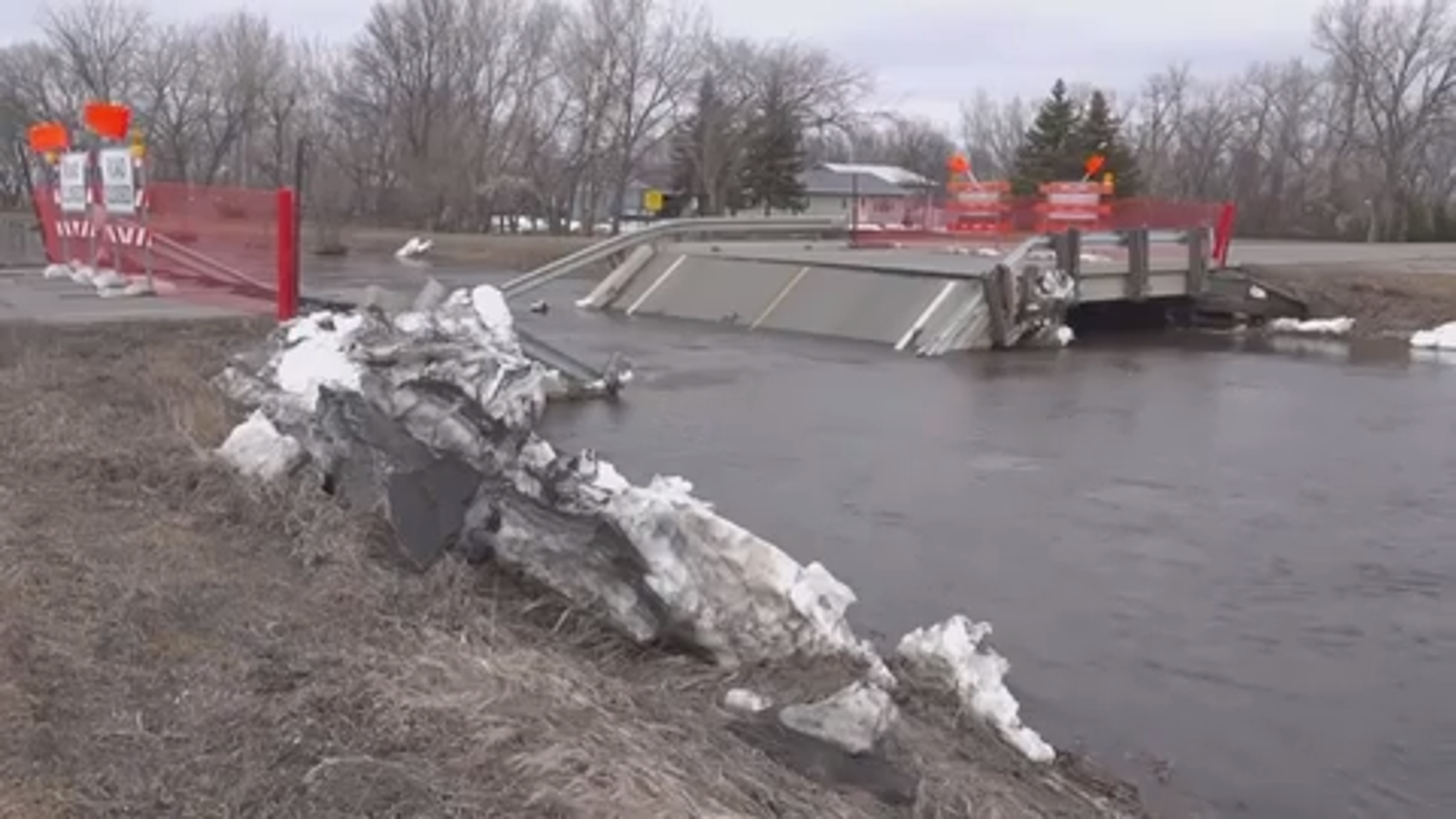 Minnesota bridge collapses as Midwest braces for storm