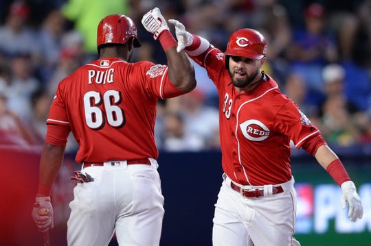 The left-field player Cincinnati Reds, Jesse Winker (33), is congratulated by the right-field player Yasiel Puig (66) after hitting a circuit during the sixth round of the Estadio de Beisbol Monterrey.