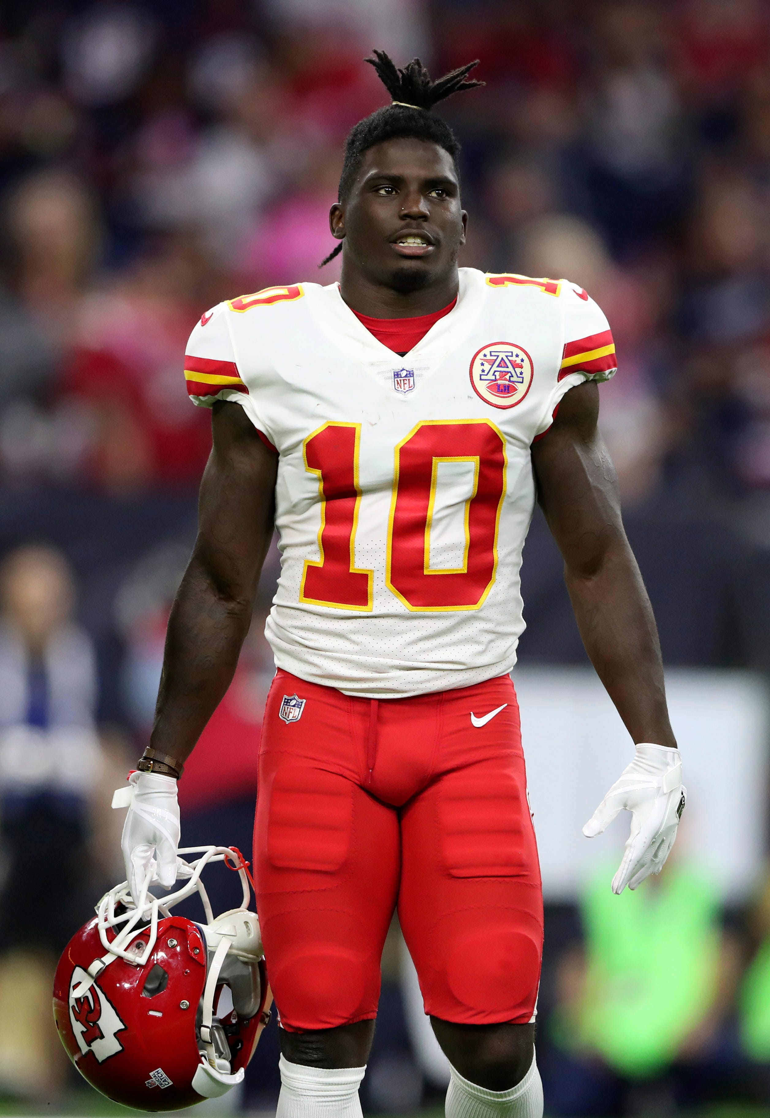 Chiefs' Tyreek Hill accused of hitting son, threatening fiancee in