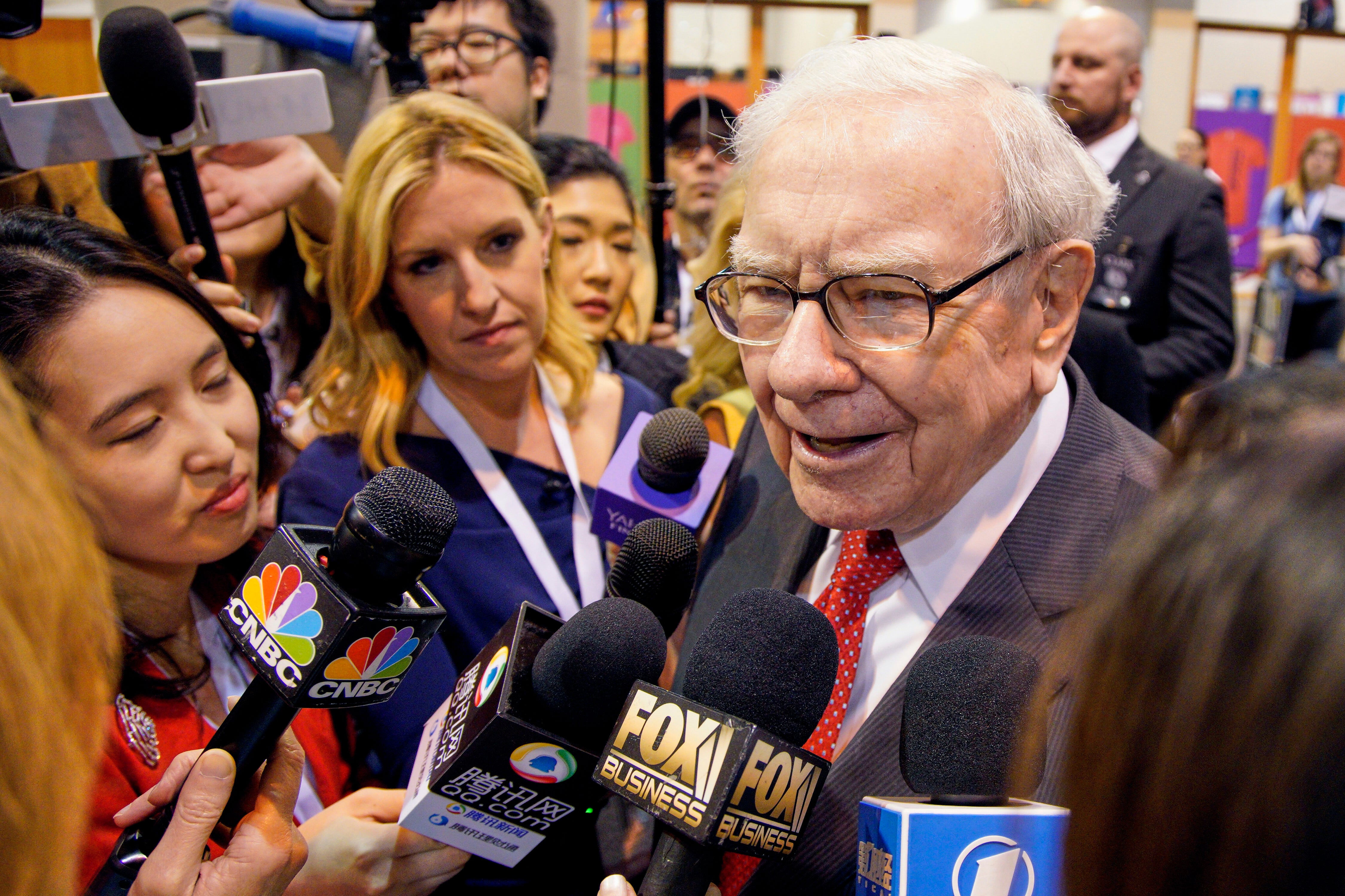 Berkshire Hathaway Warren Buffett offers investment lessons