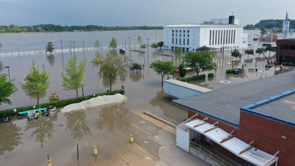 Iowa flooding Barrier fails, downtown Burlington overrun with water