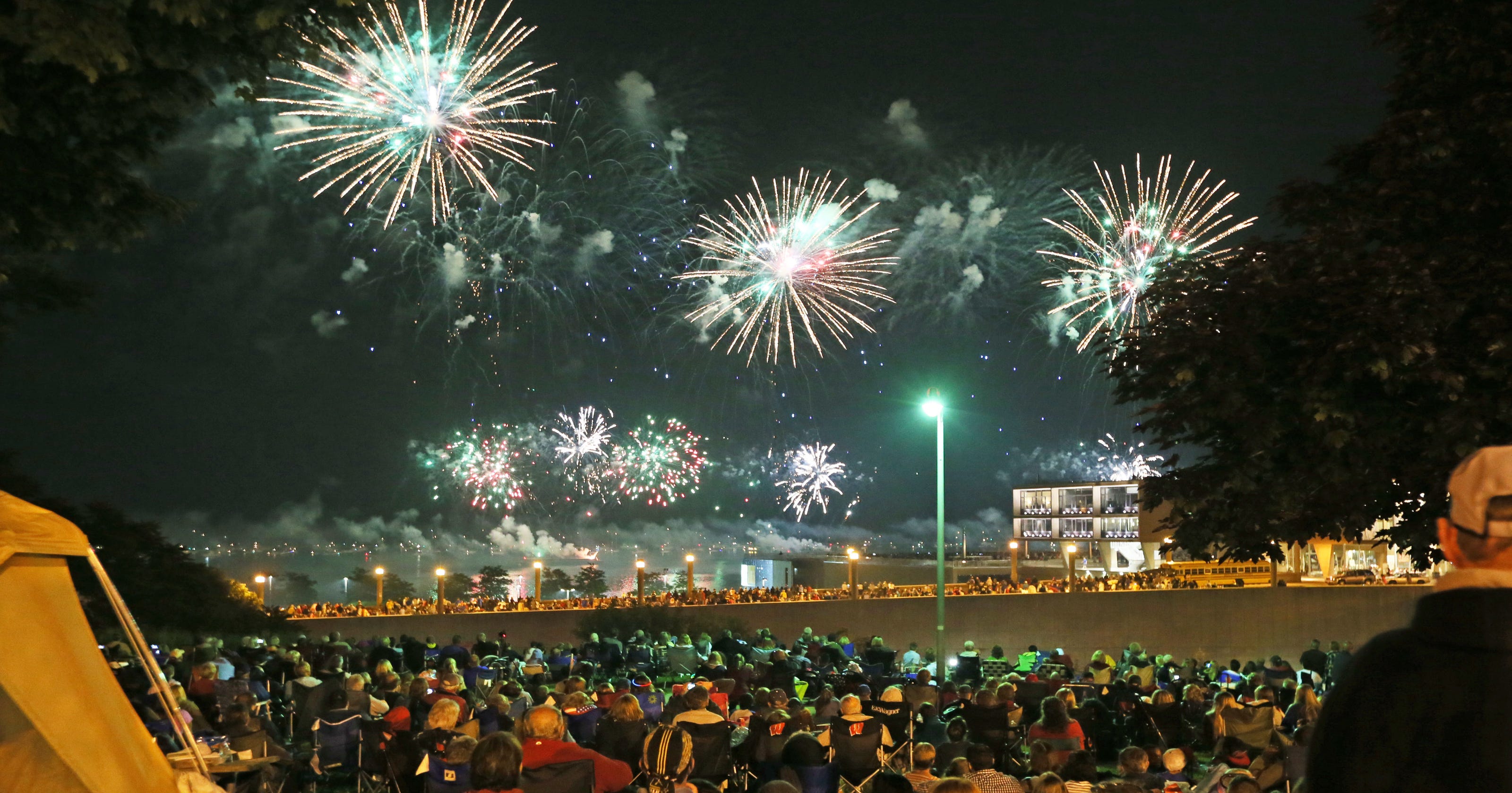 Milwaukee fireworks Where to watch July 3 display from parks and bars
