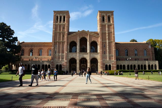 epa07528817 Students walk past a hall at the University of California Los Angeles (UCLA) campus in Los Angeles, California, USA, 25 April 2018. More than 200 UCLA students and staff members have been quarantined in an attempt to stop a measles outbreak from spreading.  EPA-EFE/ETIENNE LAURENT